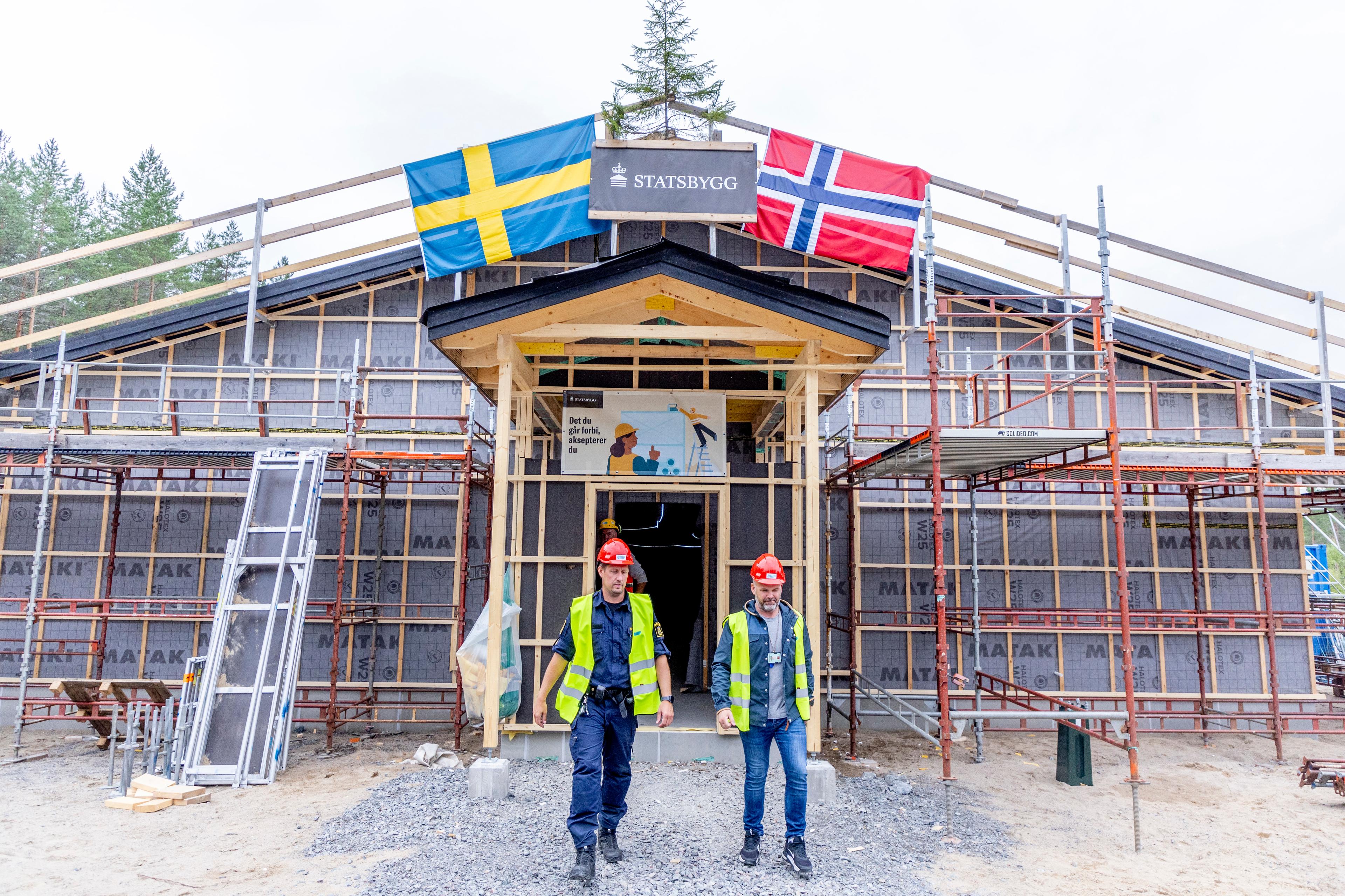 Svenska polisen Joakim Kristiansen och norska polisen Anders Engen jobbar redan nu tillsammans mot kriminalitet över gränsen. Men samarbetet kommer att vara ännu mer effektivt när poliser från båda länder jobbar på samma polisstation, är förhoppningen. Foto: Adam Ihse/TT