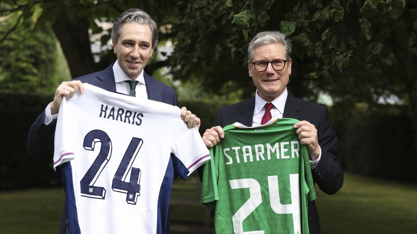 Irlands premiärminister Simon Harris (till vänster) mötte Storbritanniens premiärminister Keir Starmer i Dublin. Besöket avrundades med en fotbollsmatch mellan Irland och England. Foto: Peter Morrison/AP/TT