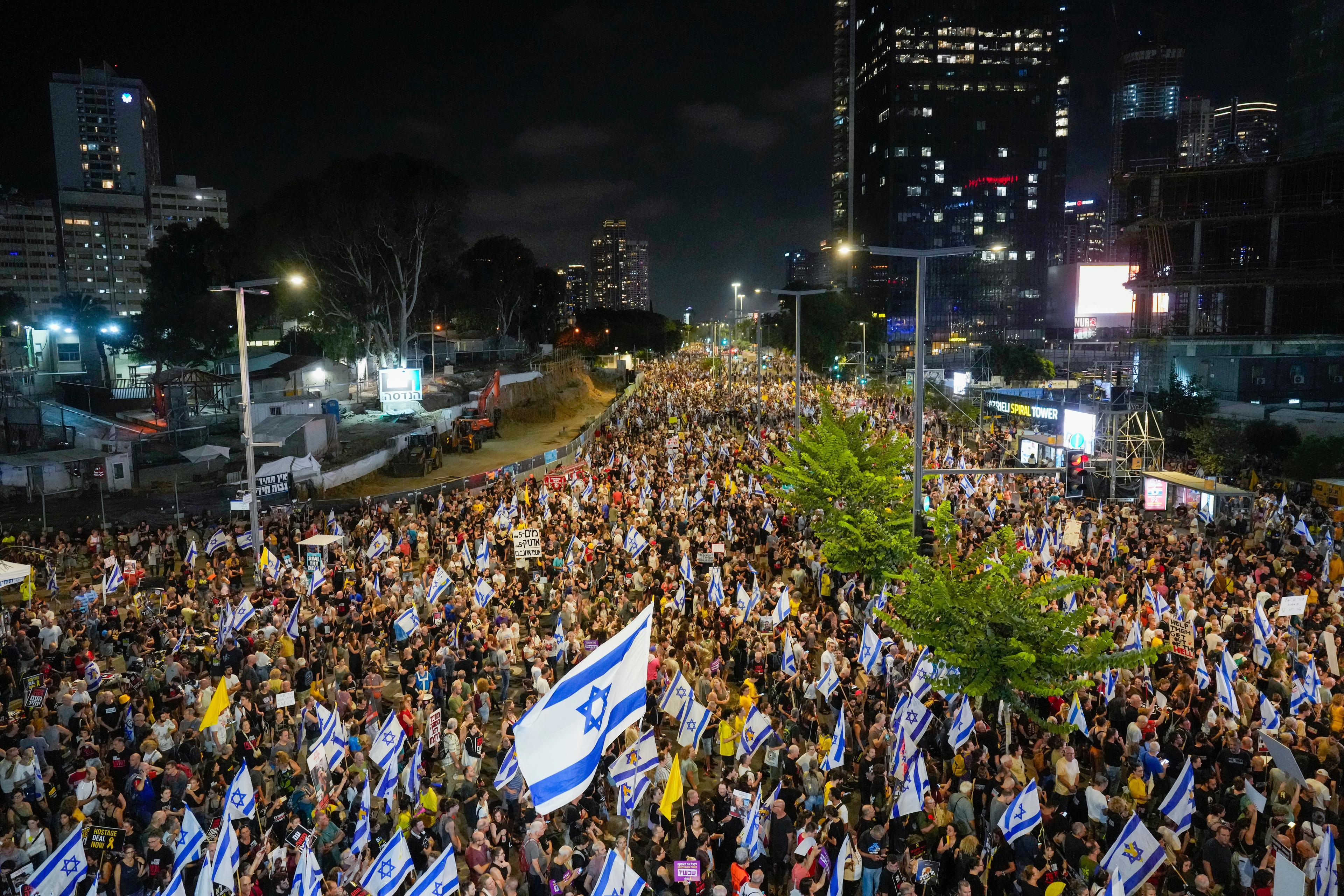 Stora demonstrationer i Tel Aviv. Foto: Ariel Schalit/AP/TT