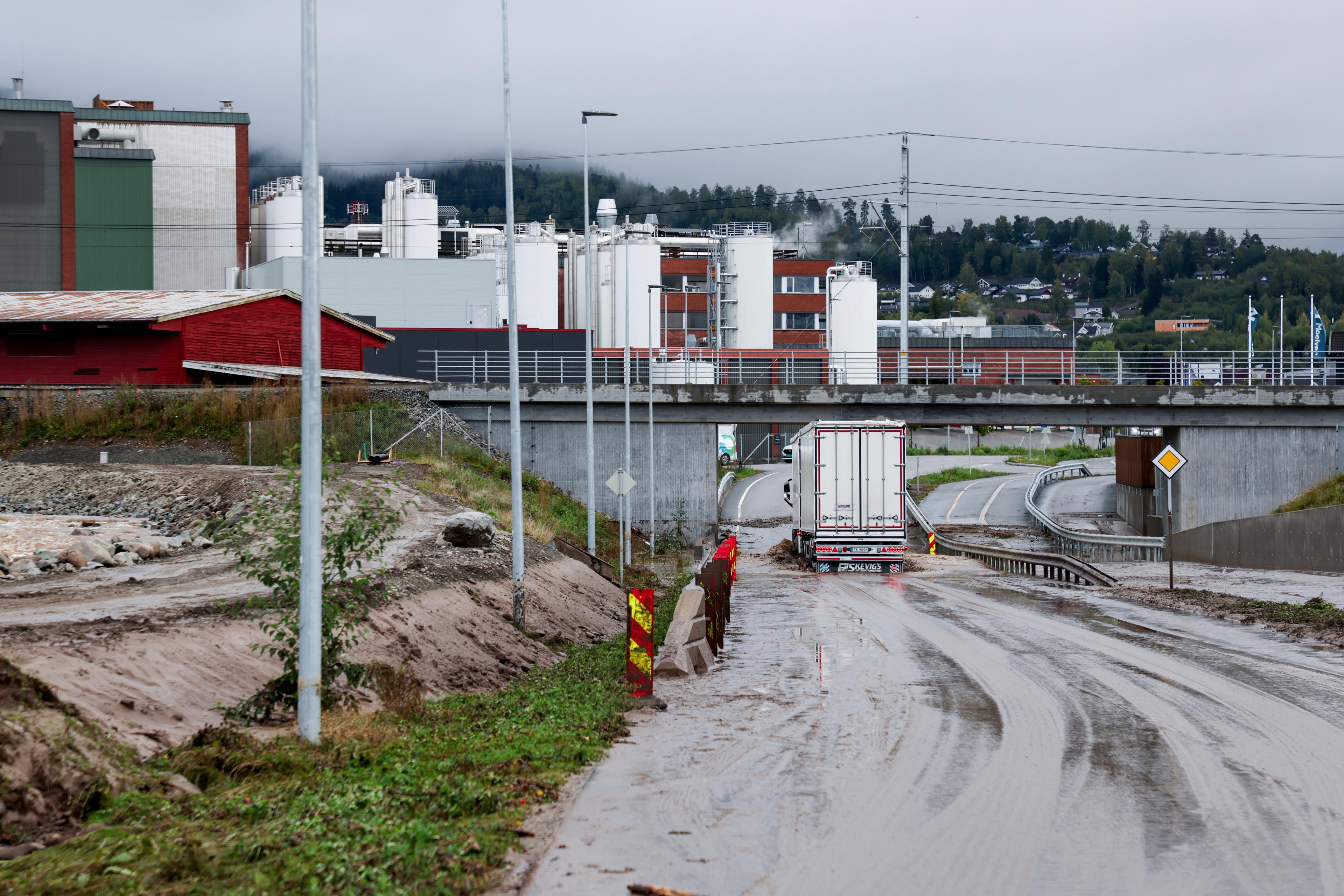 Blött på vägarna i Brumunddal. Foto: Geir Olsen/NTB/TT