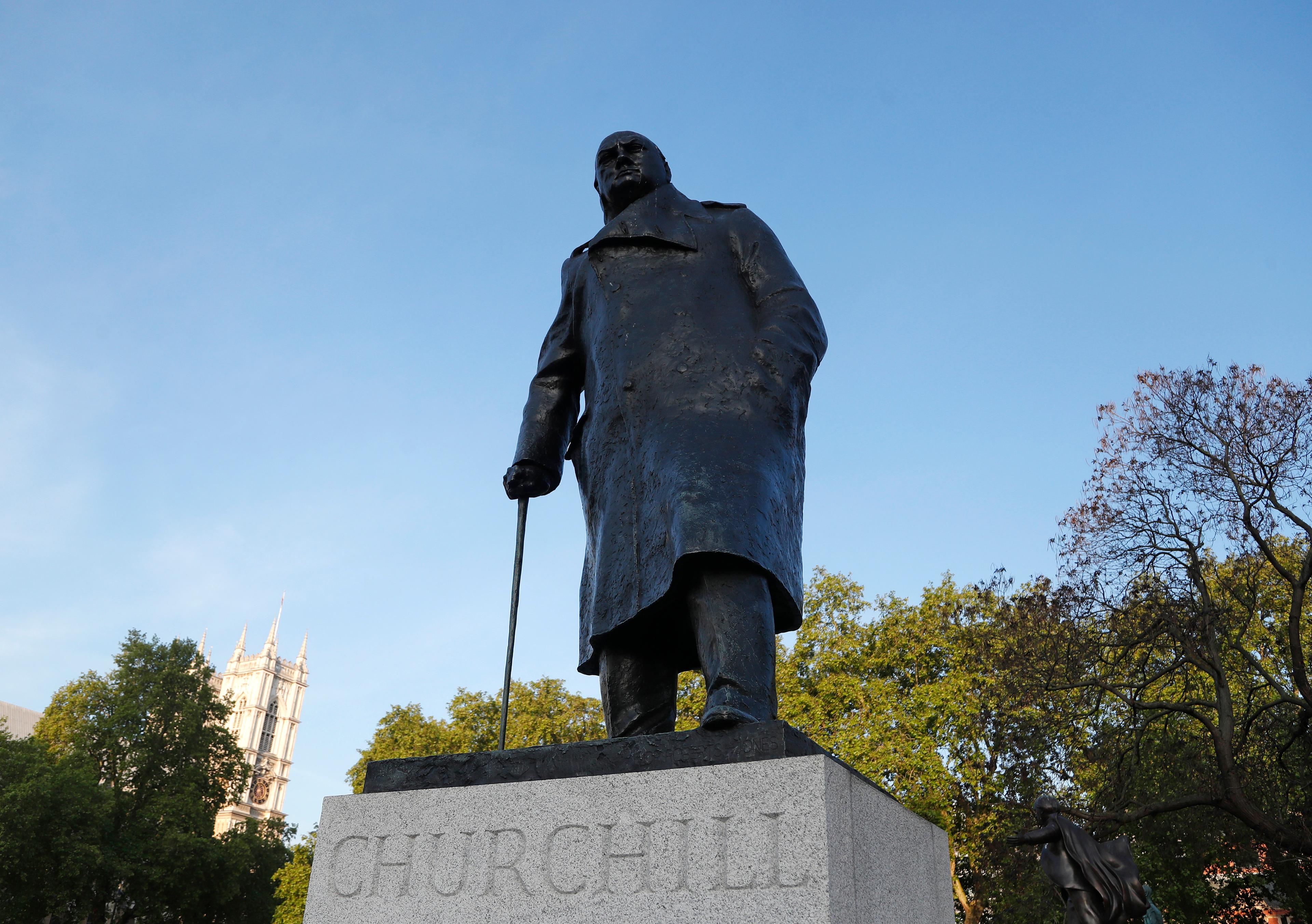 Statyn föreställande Winston Churchill har inget med det stulna porträttet att göra. Arkivbild. Foto: Frank Augstein/AP/TT