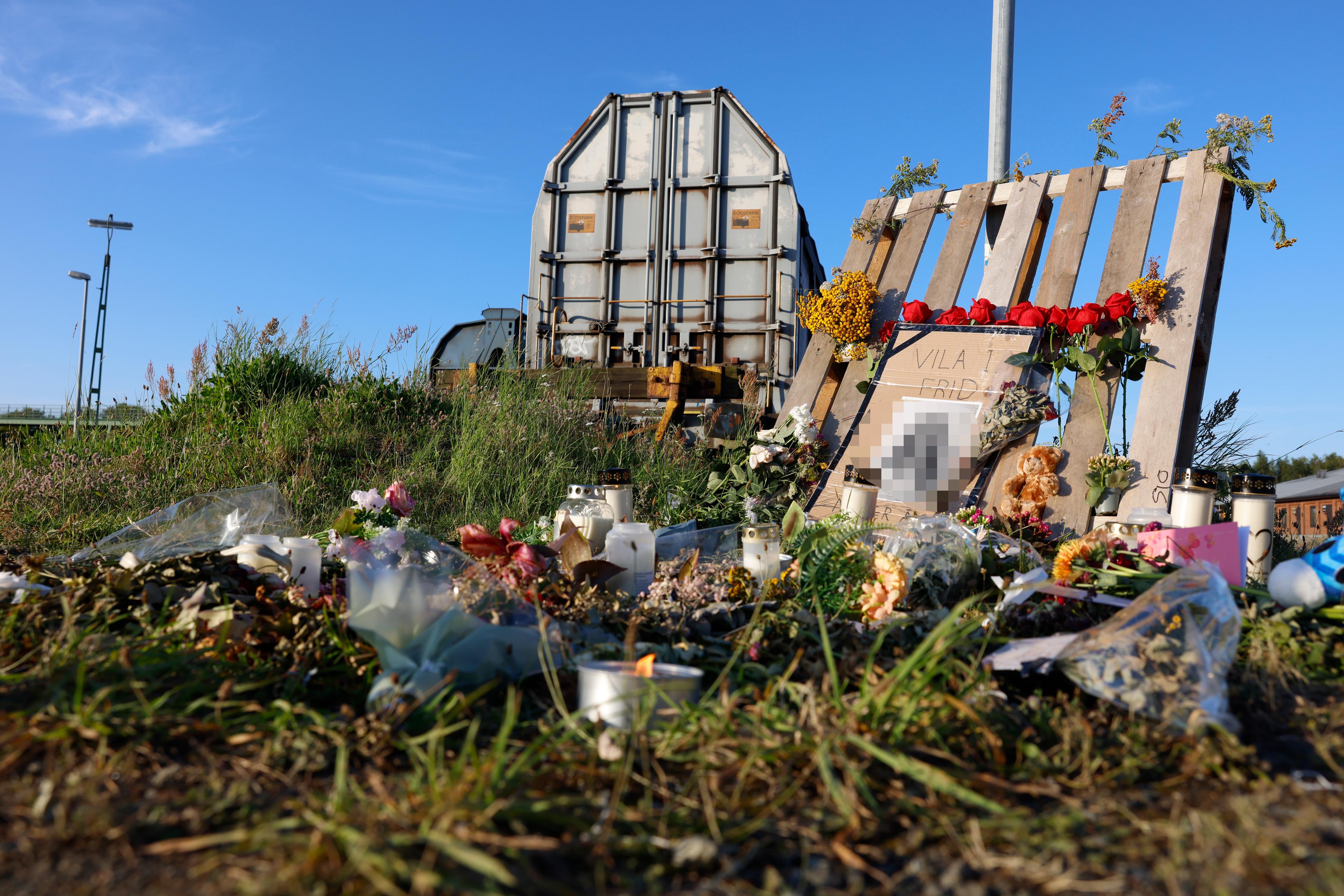 Minnesplats på bangården i Landskrona för flickan som mördades i somras. Arkivbild från juli. Foto: Andreas Hillergren/TT