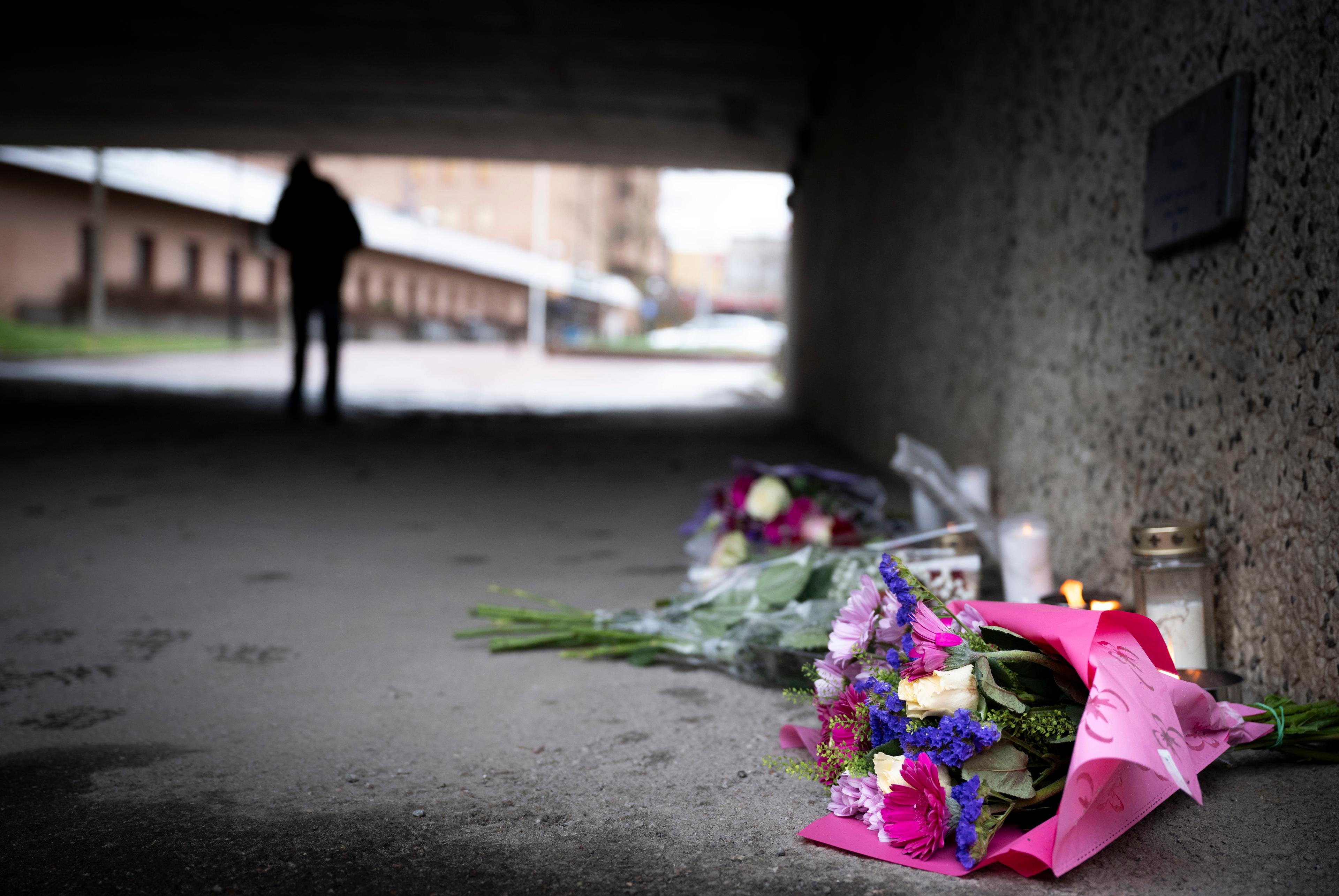 Blommor och ljus vid platsen där en 39-åring sköts ihjäl i april. Arkivbild. Foto: Pontus Lundahl/TT