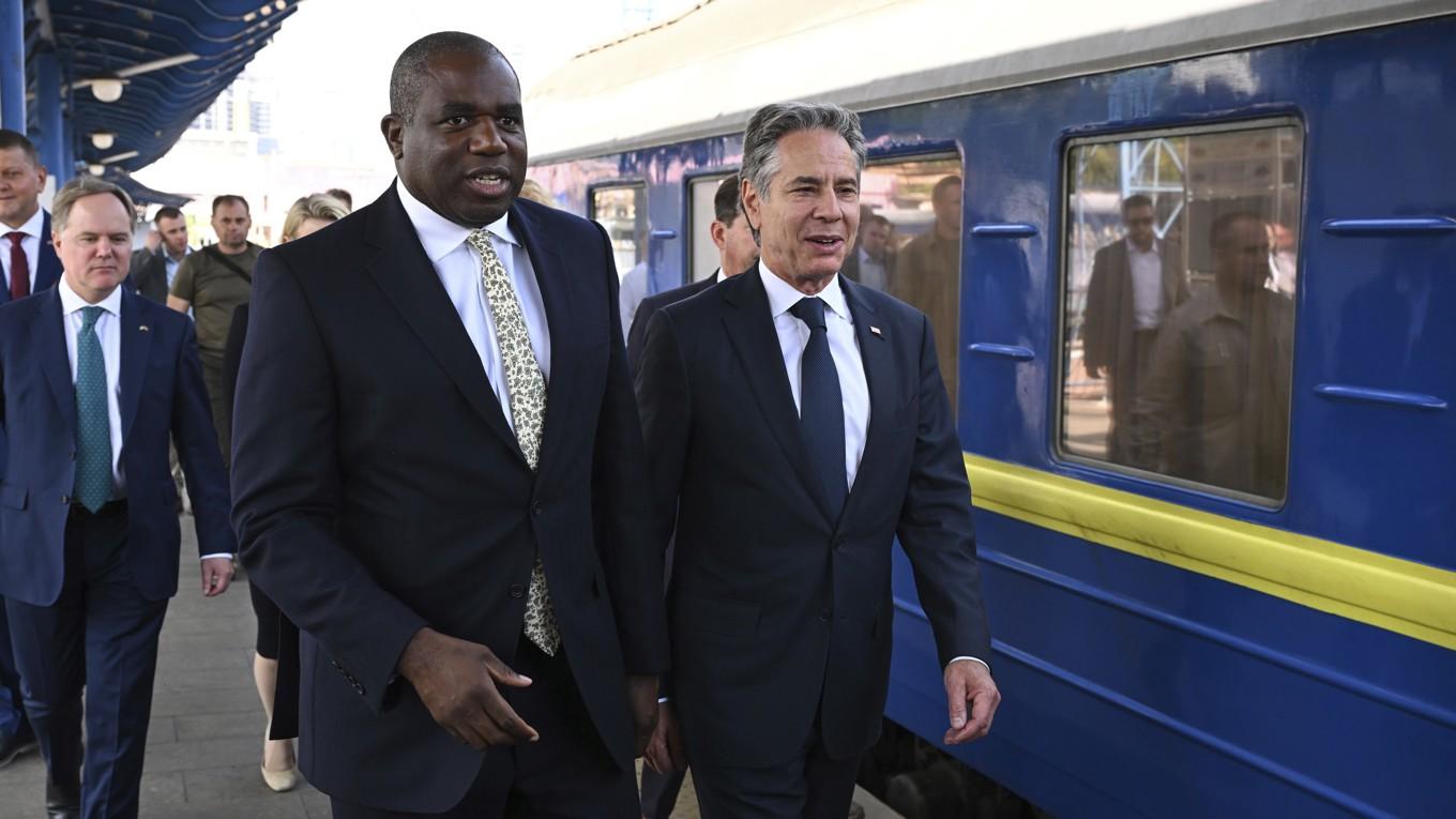 David Lammy och Antony Blinken, Storbritanniens och USA:s utrikesministrar, vid ankomst till Kiev. Foto: Leon Neal/AP/TT