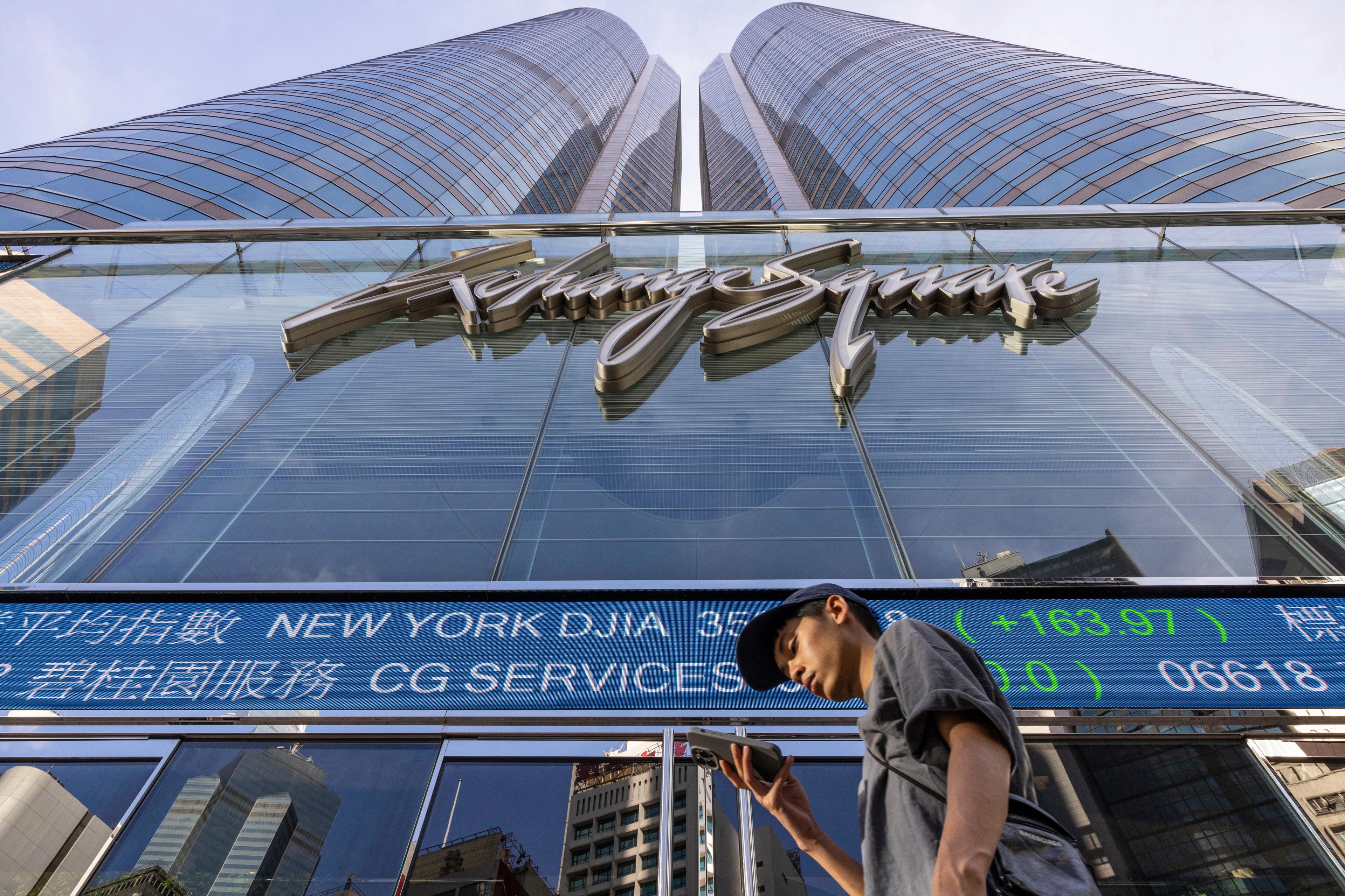 Det var i stort sett bara i Hongkong som index visade på tydliga plus i fredagens inledande handel. Arkivbilc Foto: Louise Delmotte/AP/TT