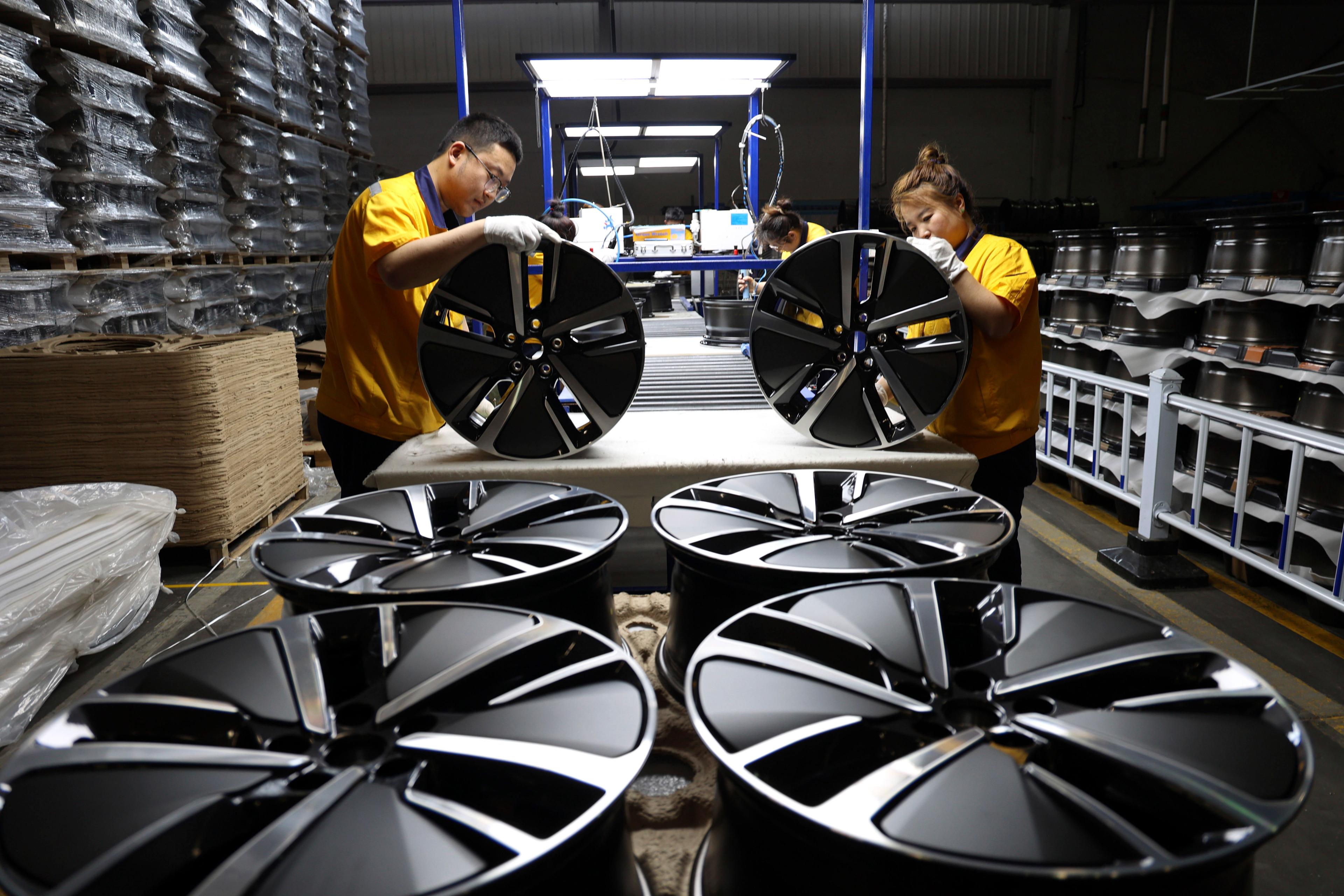 Arbetare i en fabrik som tillverkar fordonshjul i en fabrik i Binzhou i östra Kina. Arkivbild. Foto: AP/TT