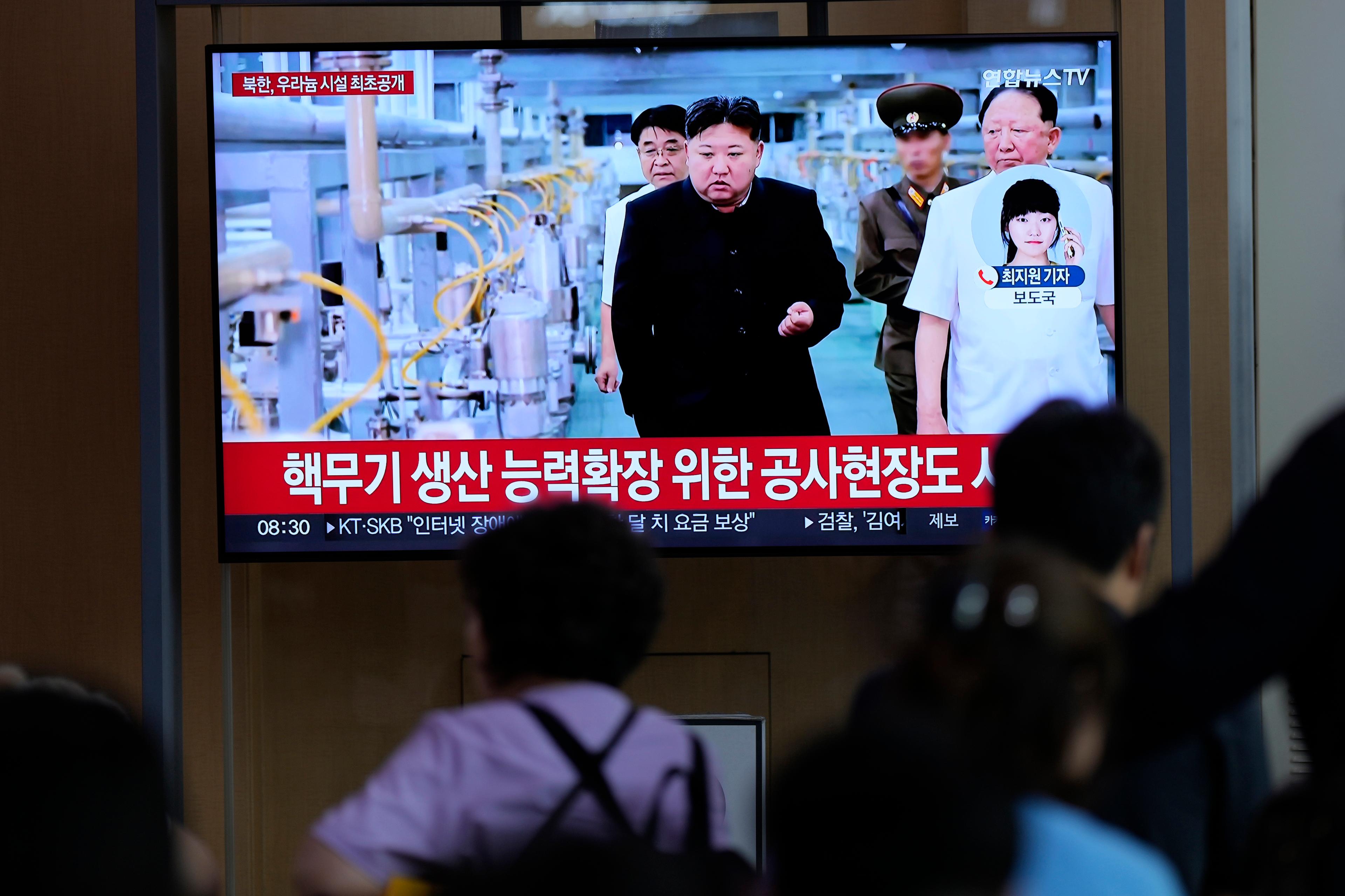 En nyhetssändning på en tv-skärm i Seouls tunnelbana med bilder som uppges visa Kim Jong-Un vid en anläggning som sysslar med anrikning av uran i syfte att tillverka kärnvapen. Foto: Lee Jin-man/AP/TT