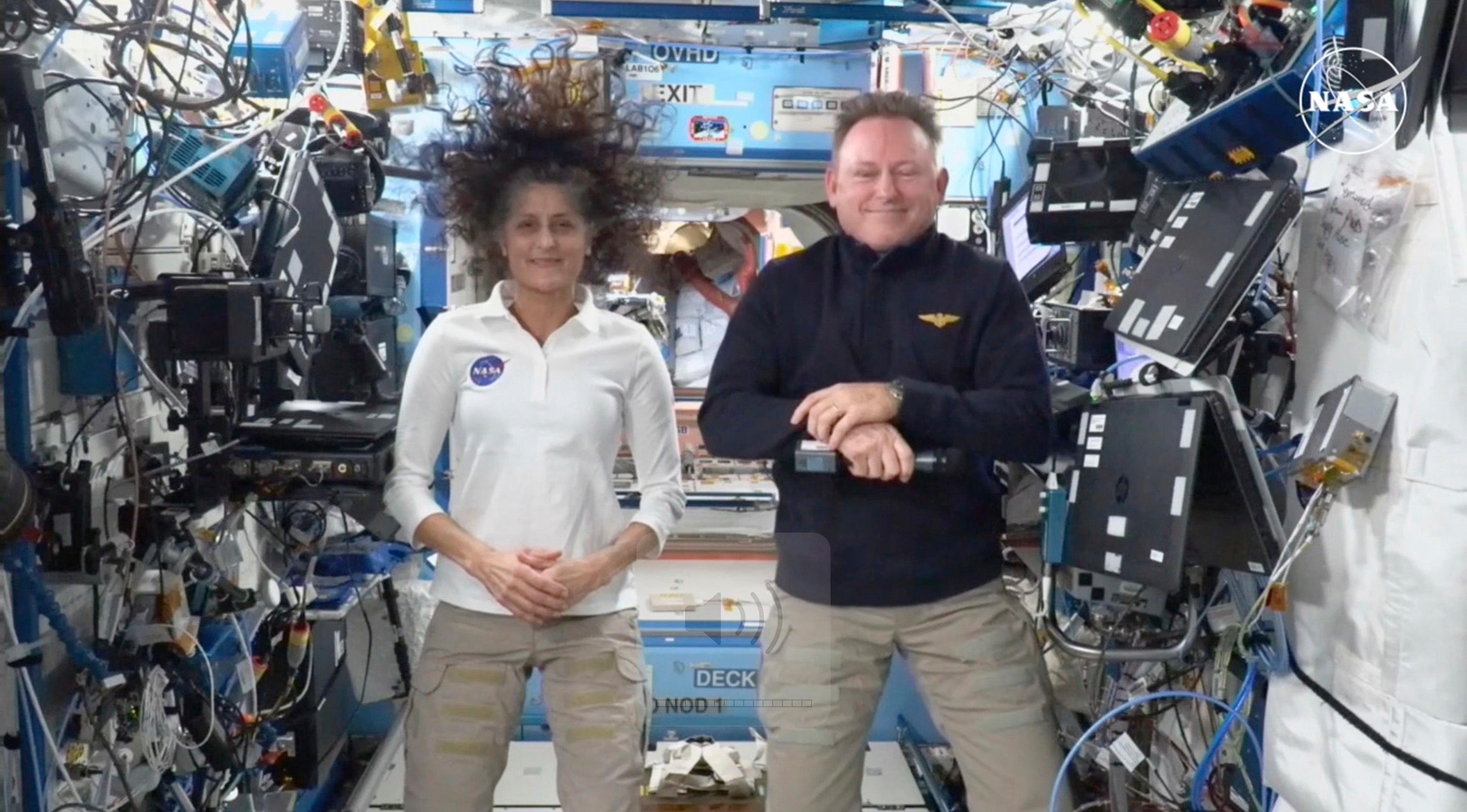 Astronauterna Suni Williams och Barry "Butch" Wilmore vid en fredagens presskonferens från den internationella rymdstationen ISS. Foto: Nasa/AP/TT