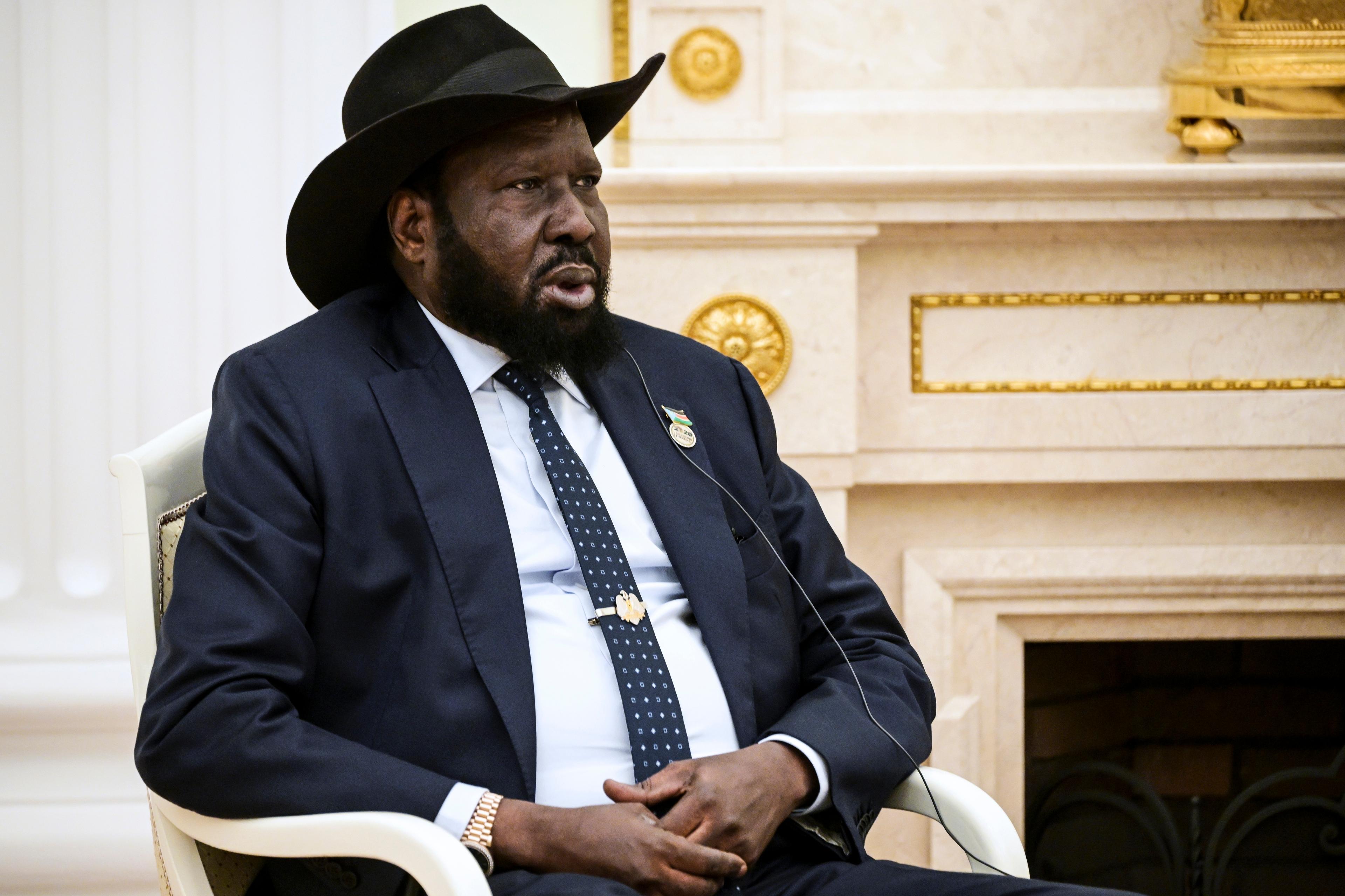 Sydsudans president Salva Kiir skjuter upp planerat presidentval i två år. Här vid ett möte med Rysslands president Vladimir Putin i Kreml. Arkivbild. Foto: Vladimir Astapkovich/Kreml via AP/TT