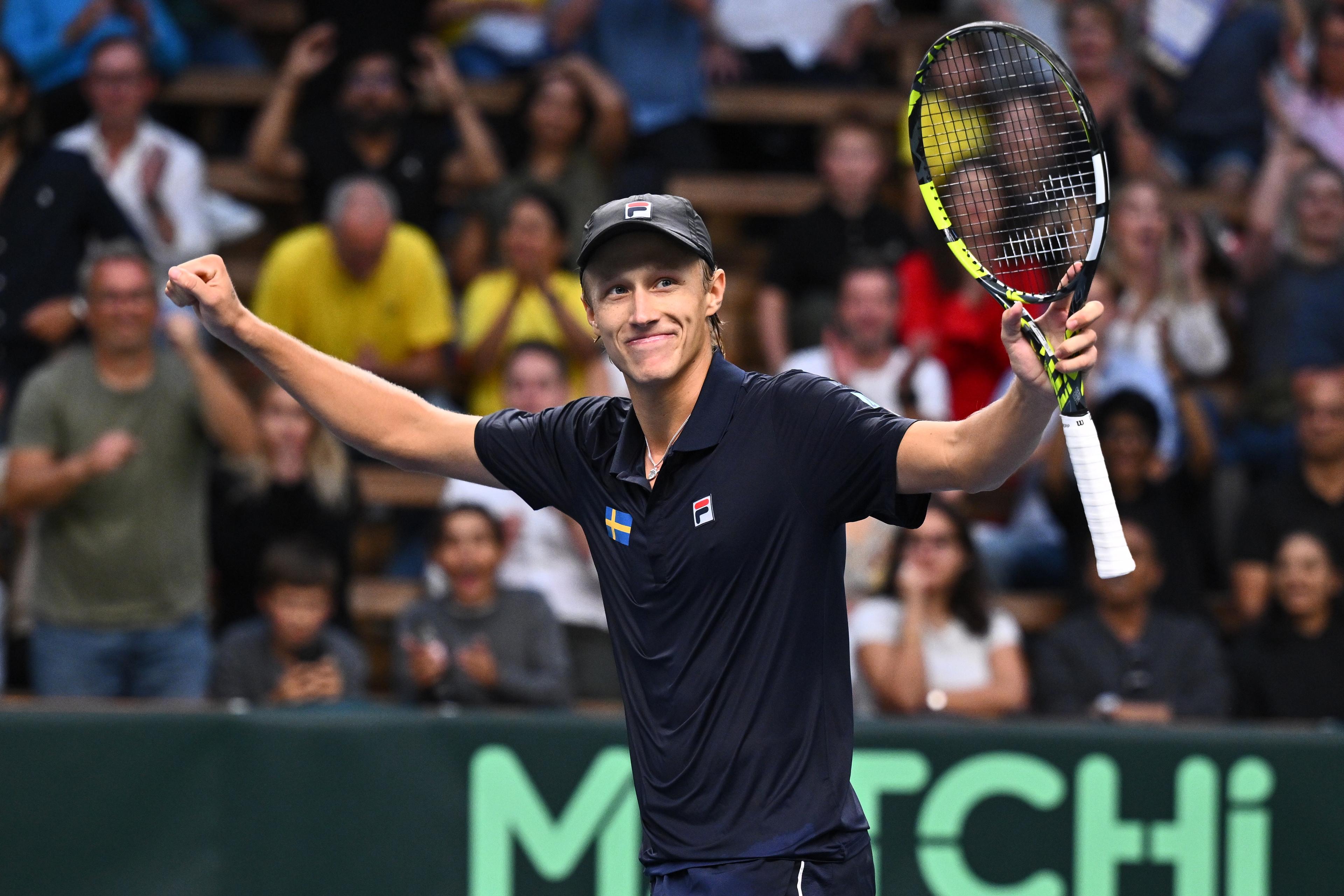 Leo Borg jublar efter att ha tagit sin första seger i Davis Cup. Foto: Claudio Bresciani/TT