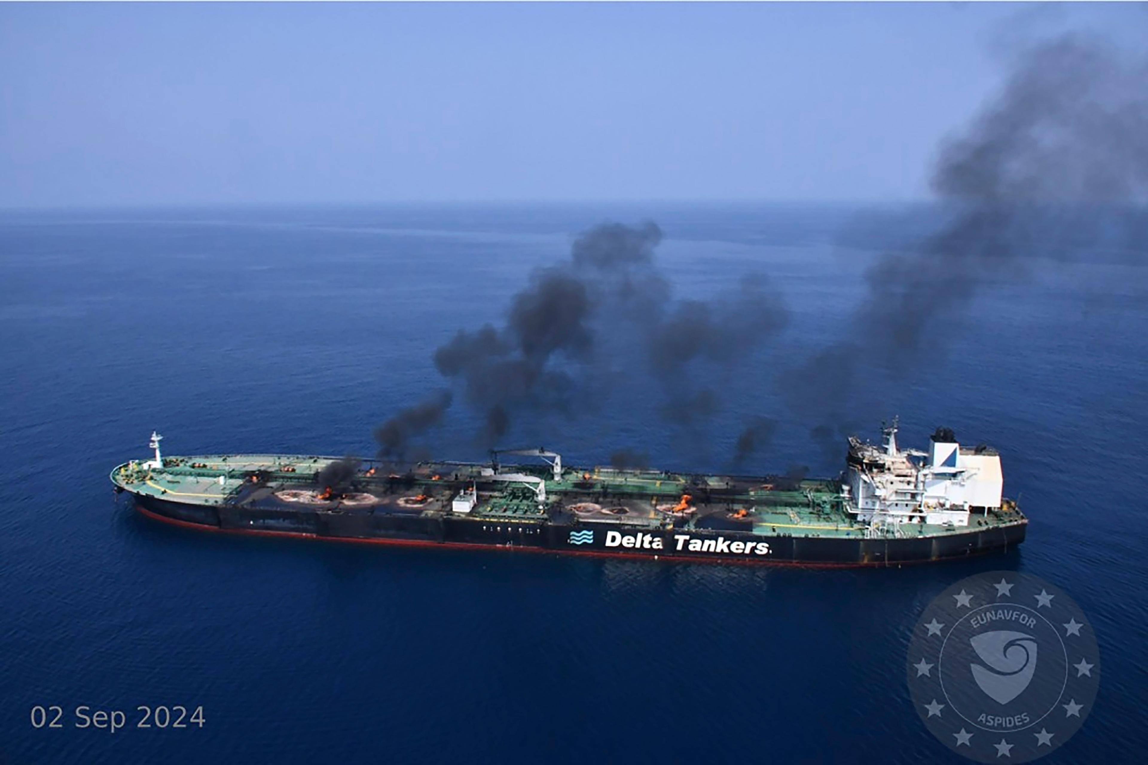 Det grekiskflaggade fartyget Sounion bärgas efter en attack av Huthirörelsen i Röda havet. Arkivbild. Foto: EU/Operation Aspides via AP/TT