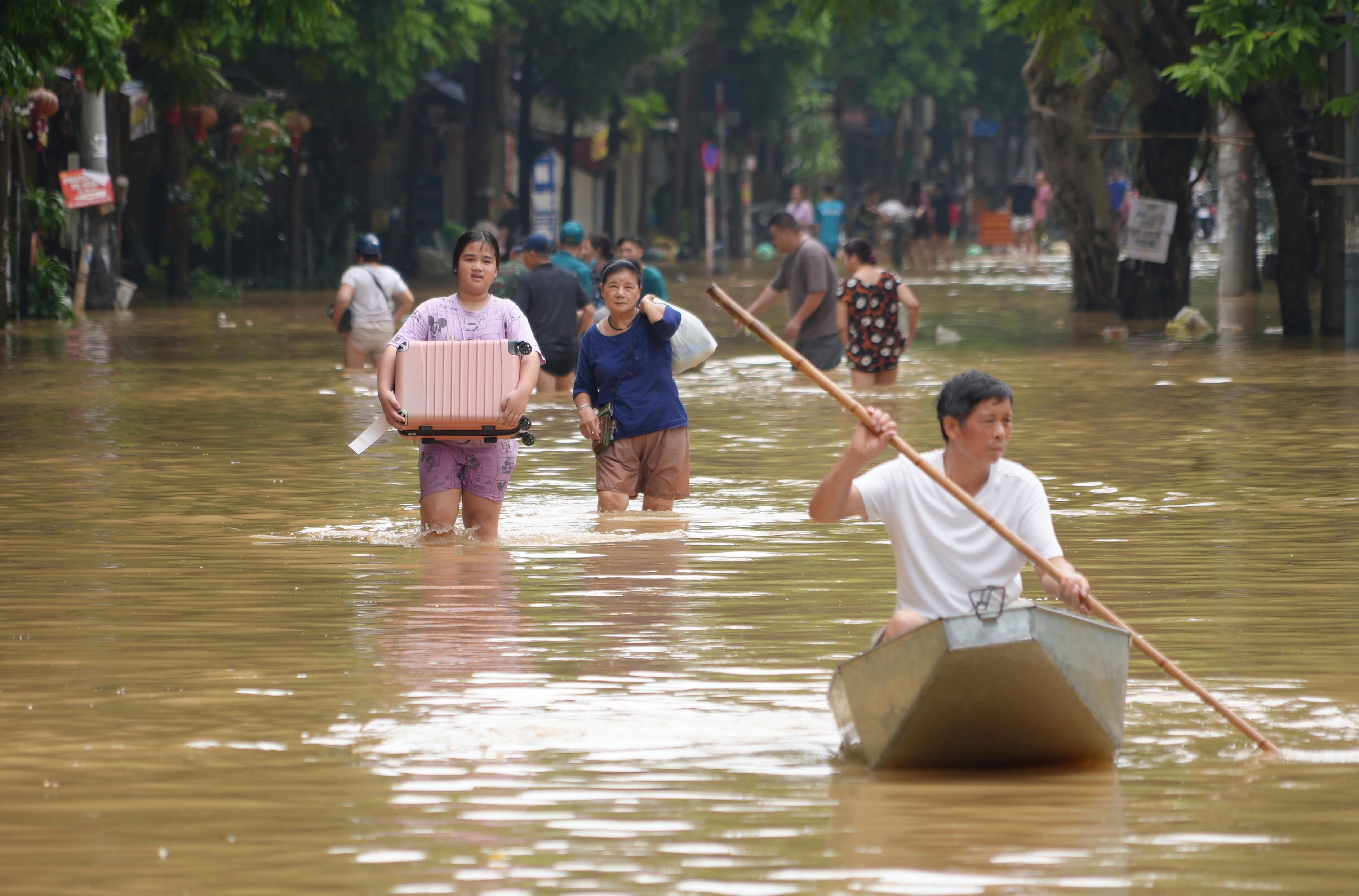 Tyfonen Yagi skapade stor förödelse i flera länder, bland annat Vietnam. Bild från Hanoi den 2 september. Foto: Hau Dinh/AP/TT