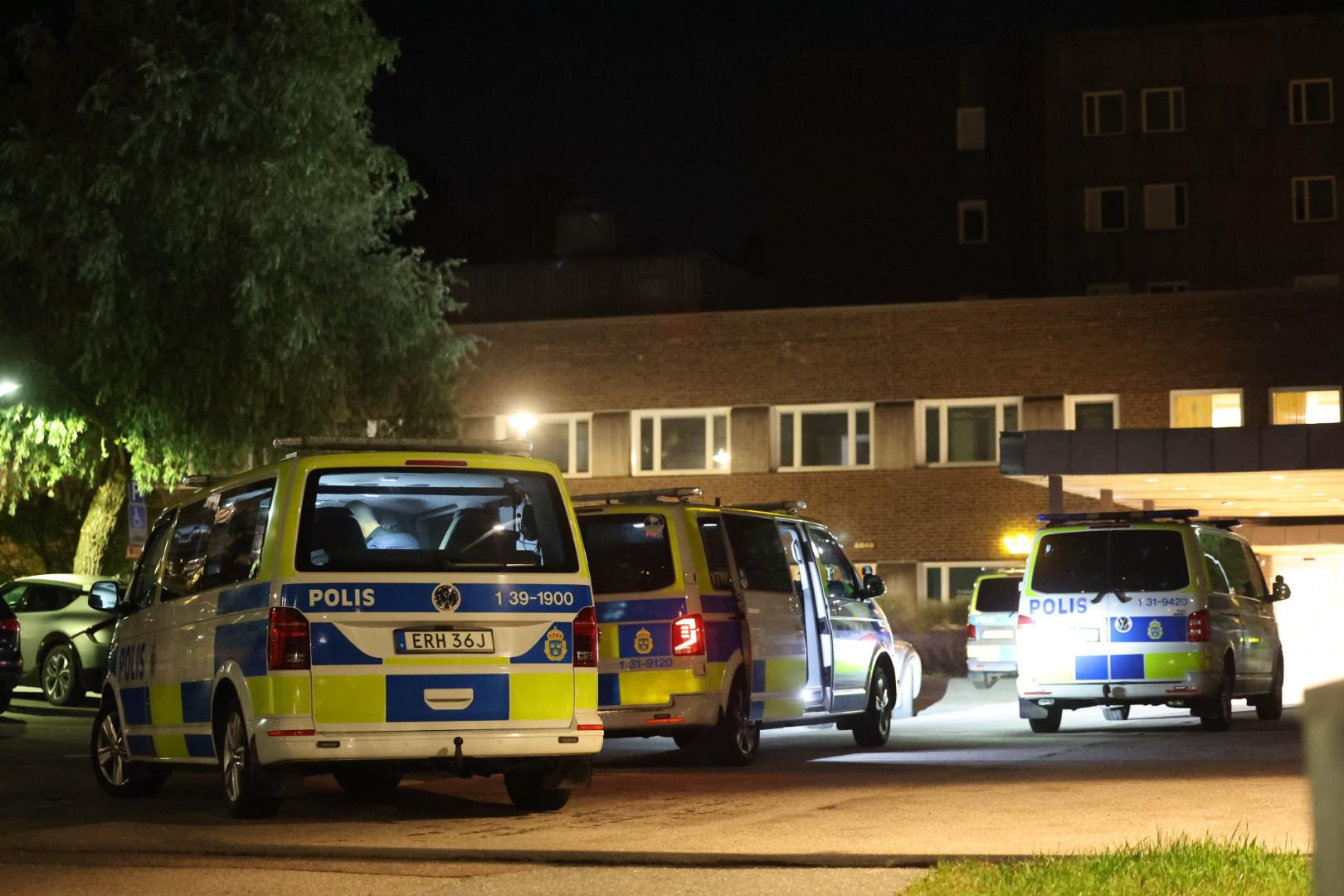 Polis på plats på Lidingö utanför Stockholm där en man dödats i samband med en fest. Foto: Blåljusbilder / TT