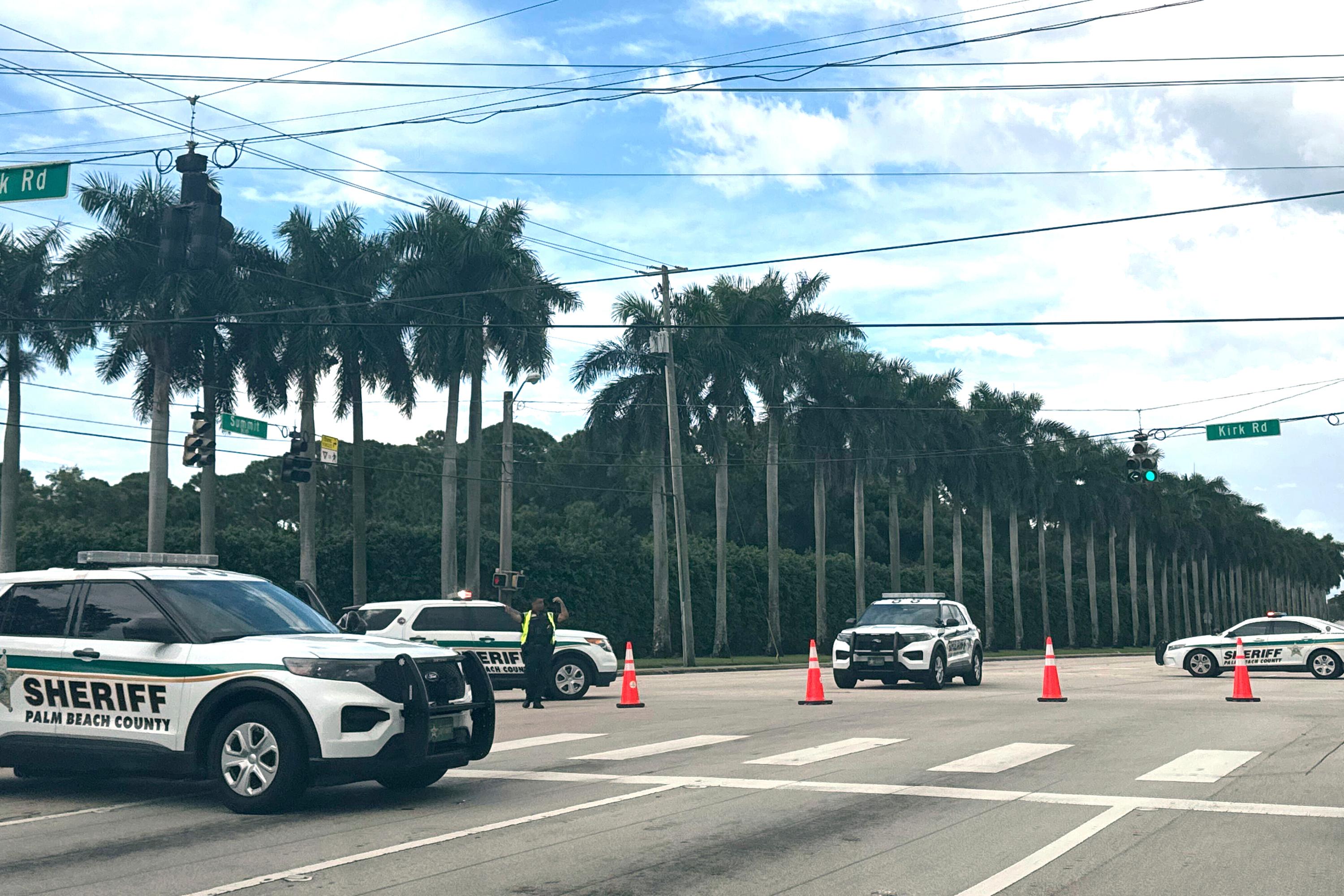 Polis har stängt av vägen utanför Trumps golfbana i West Palm Beach, Florida. Foto: Stephanie Matat/AP/TT