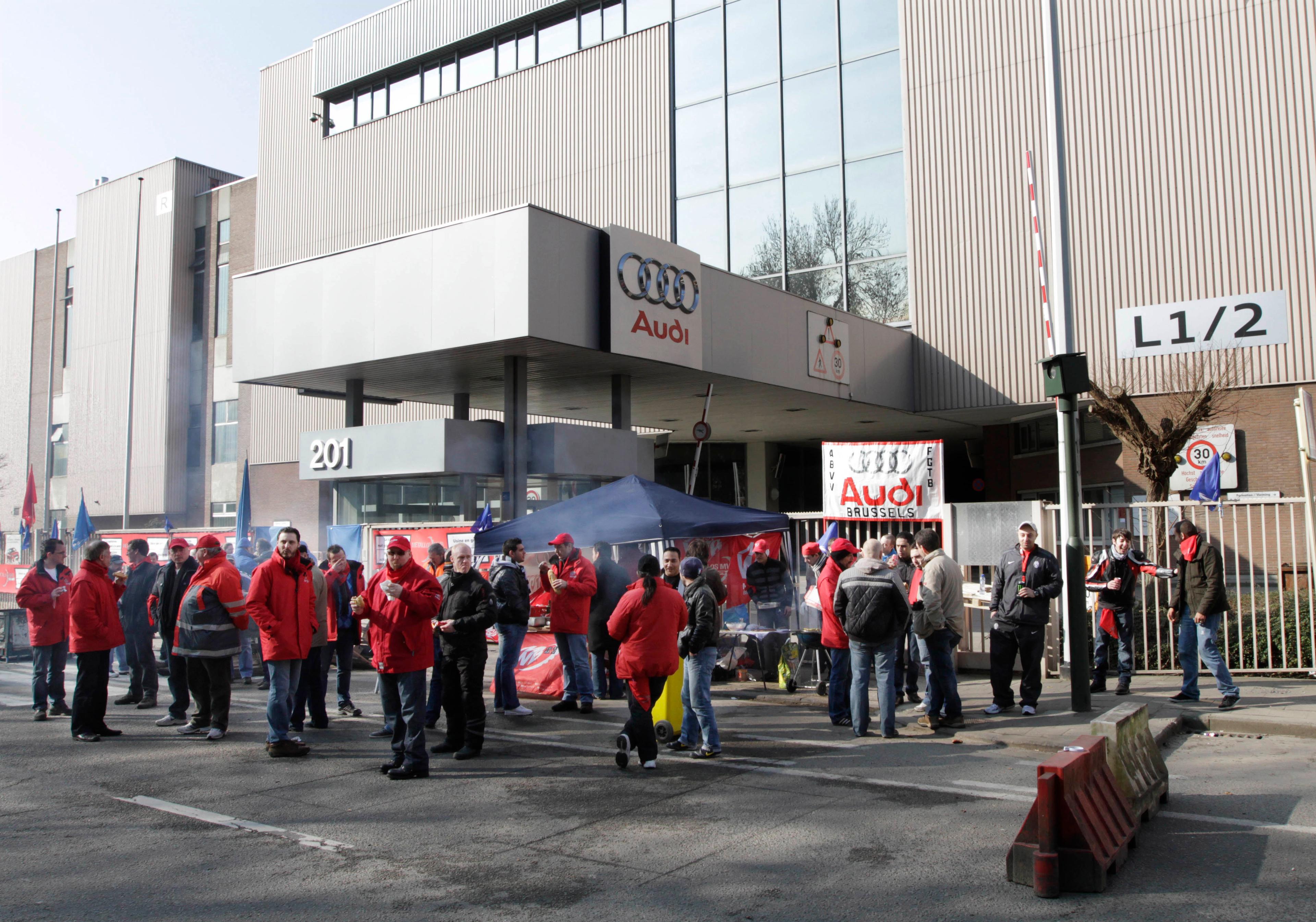 Protest vid Audis fabrik i Bryssel 2011. Nu strejkas det igen när fabriken hotas av nedläggning. Arkivfoto. Foto: Yves Logghe/AP/TT