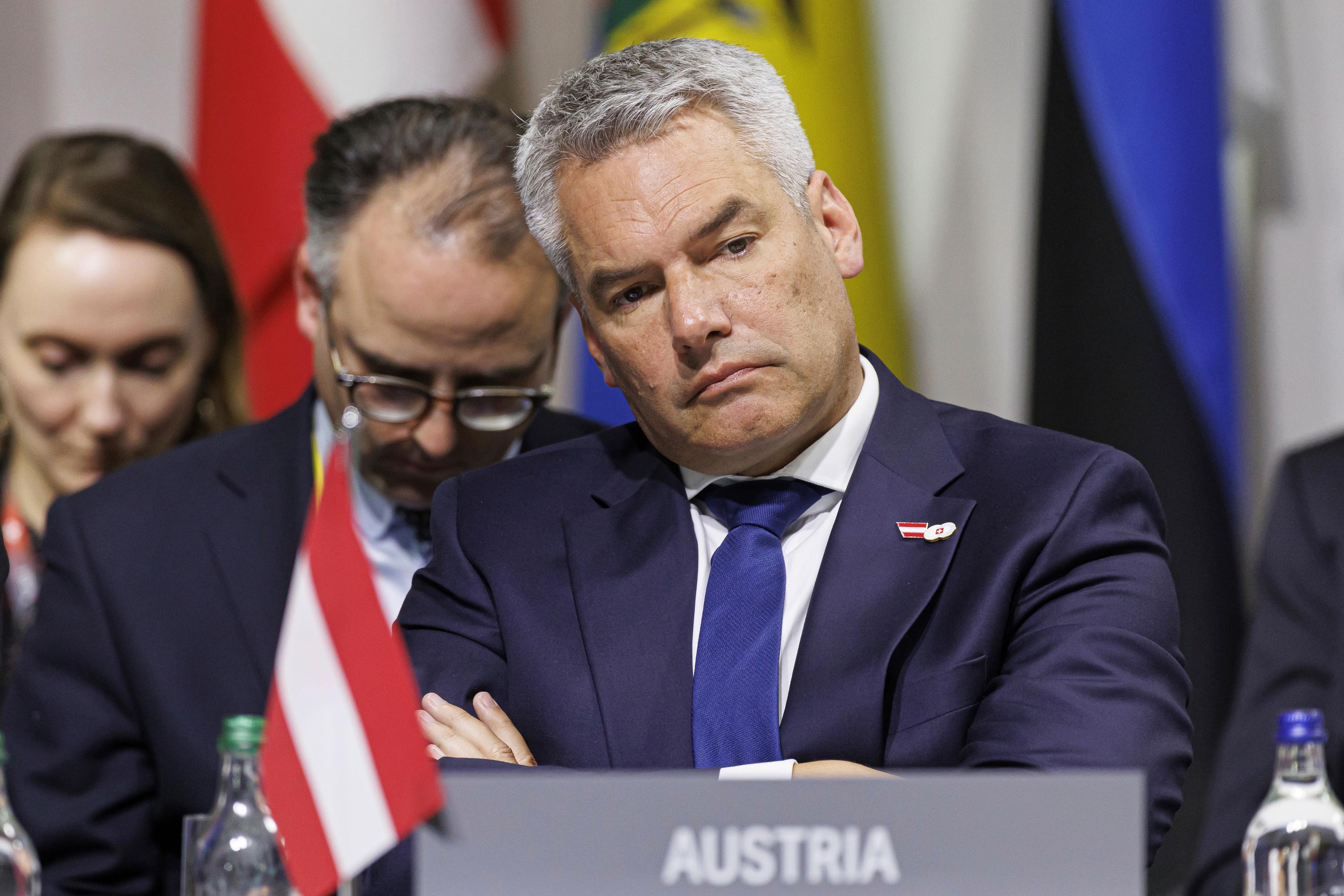 Karl Nehammer, Österrikes konservativa förbundskansler, får vänta på det svenska ministerbesöket, där migrationspolitik skulle avhandlas. Arkivbild. Foto: Michael Buholzer/AP-TT