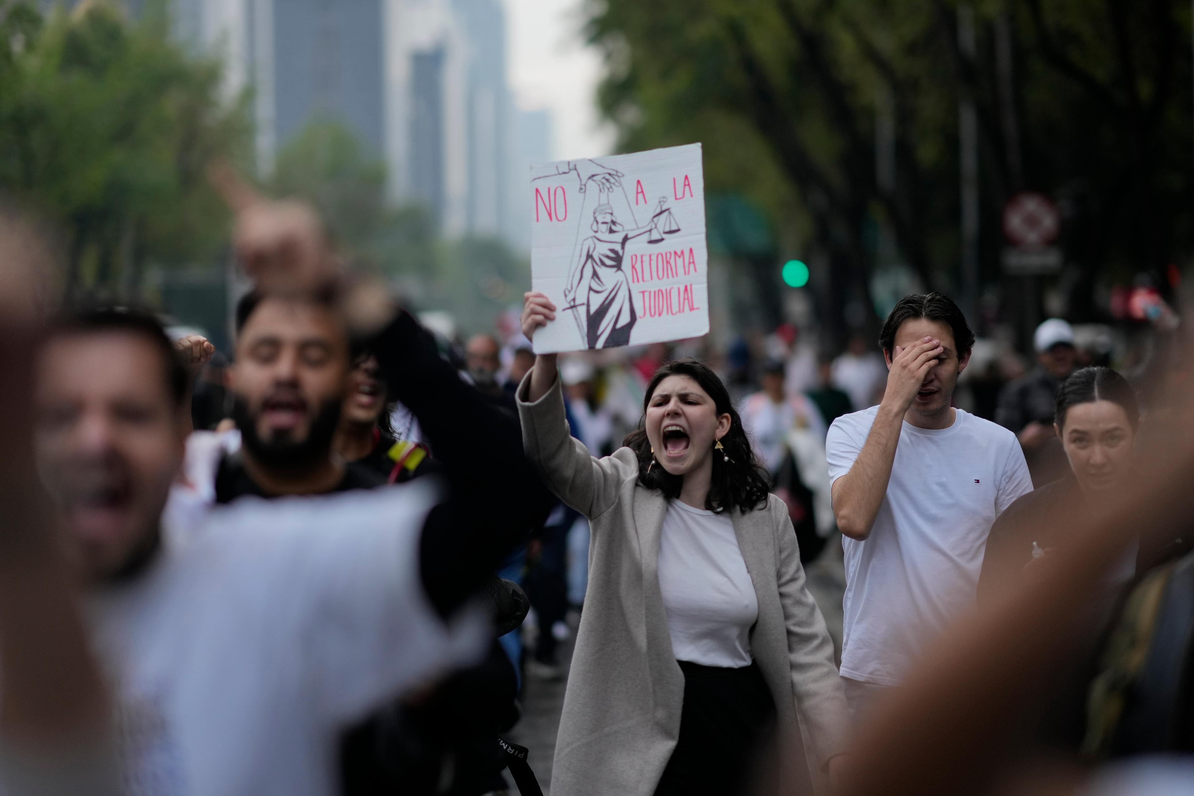 Anställda inom det mexikanska rättssystemet vid en protest mot den nya lagen. Bilden är tagen 10 september. Foto: Eduardo Verdugo/AP/TT