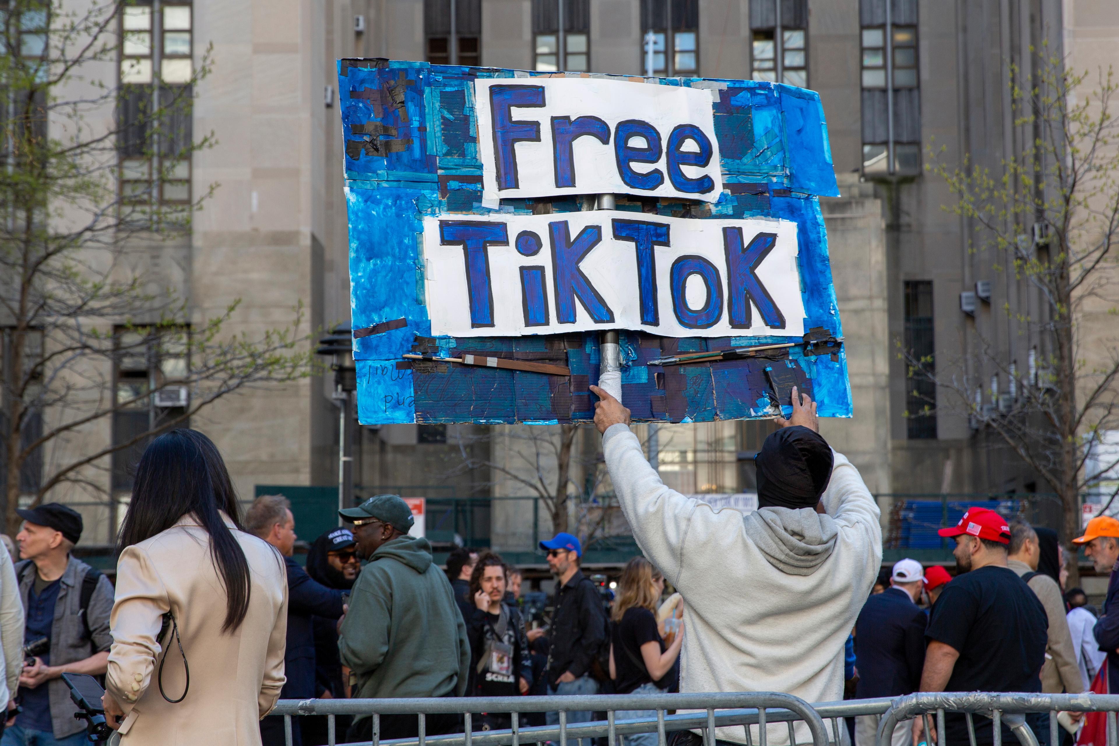 I samband med att USA:s politiska instanser skrev under lagen mot Tiktok tidigare i år förekom det protester på olika håll i landet. Arkivbild. Foto: Ted Shaffrey/AP/TT