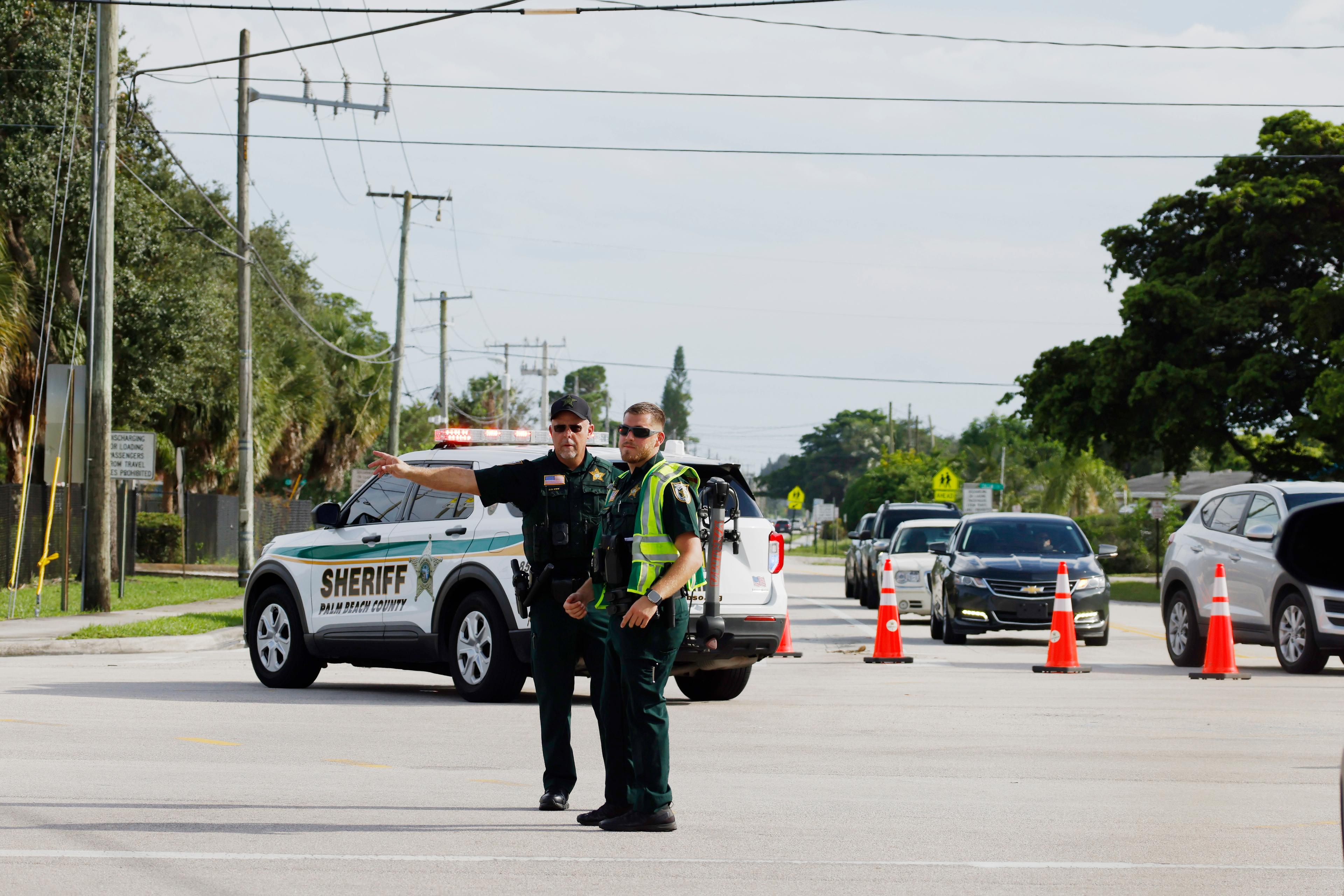 Polis har spärrat av vägen utanför Trumps golfbana i West Palm Beach, Florida. Foto: Terry Renna/AP/TT