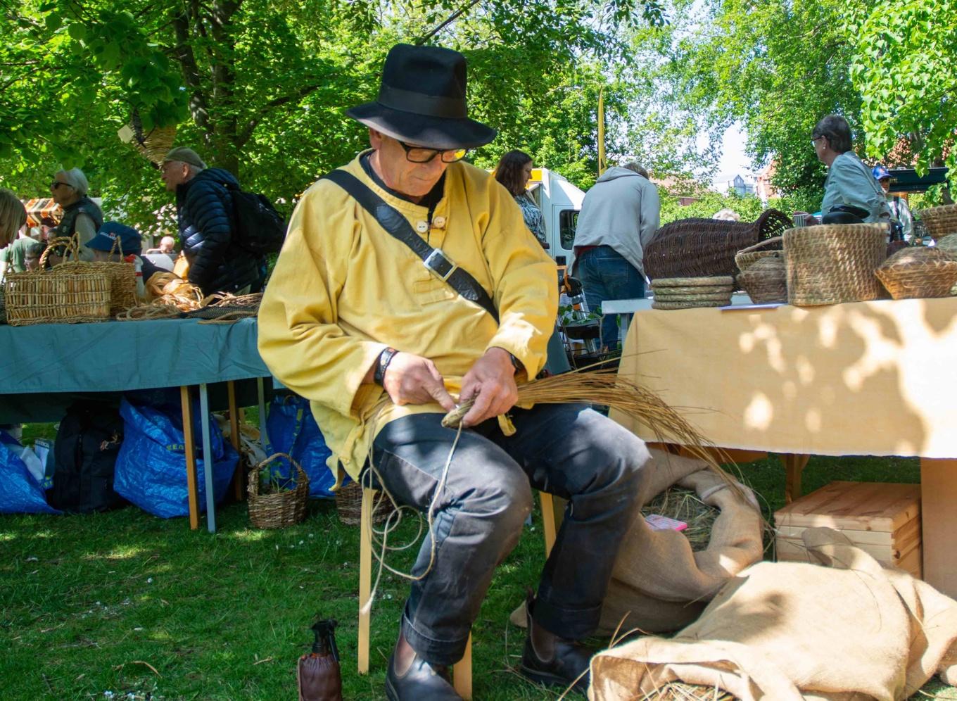 Michael Ritter verkar i Vittsjö, Skåne. Han binder gräskorgar i en teknik som påminner om den sydsvenska traditionen att binda korgar av halm. Foto: Farah Ali