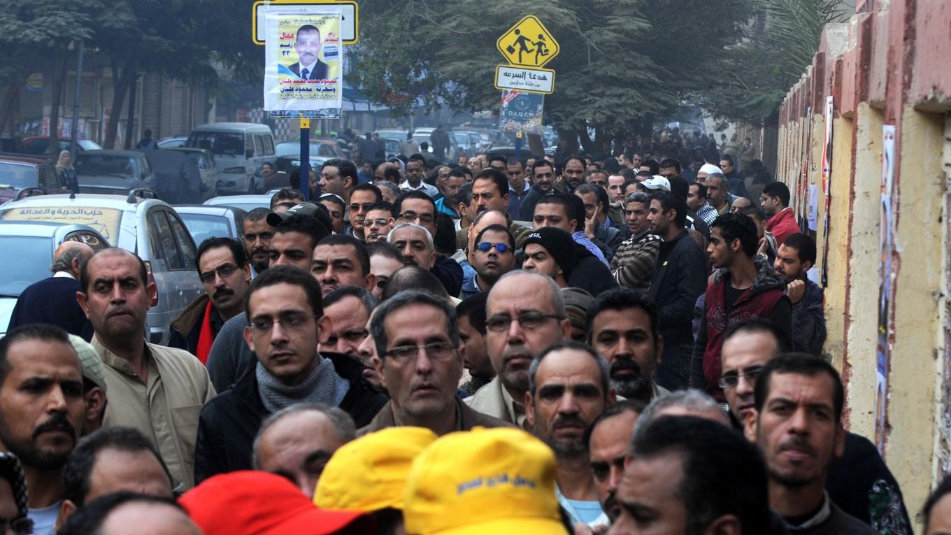 Välfylld gata i Kairo, vars storstadsområde har 28 miljoner invånare. Skribenten menar att idén om ”staden” lösryckts från verklighet och historia. Foto: Mohammed Hossam/AFP via Getty Images