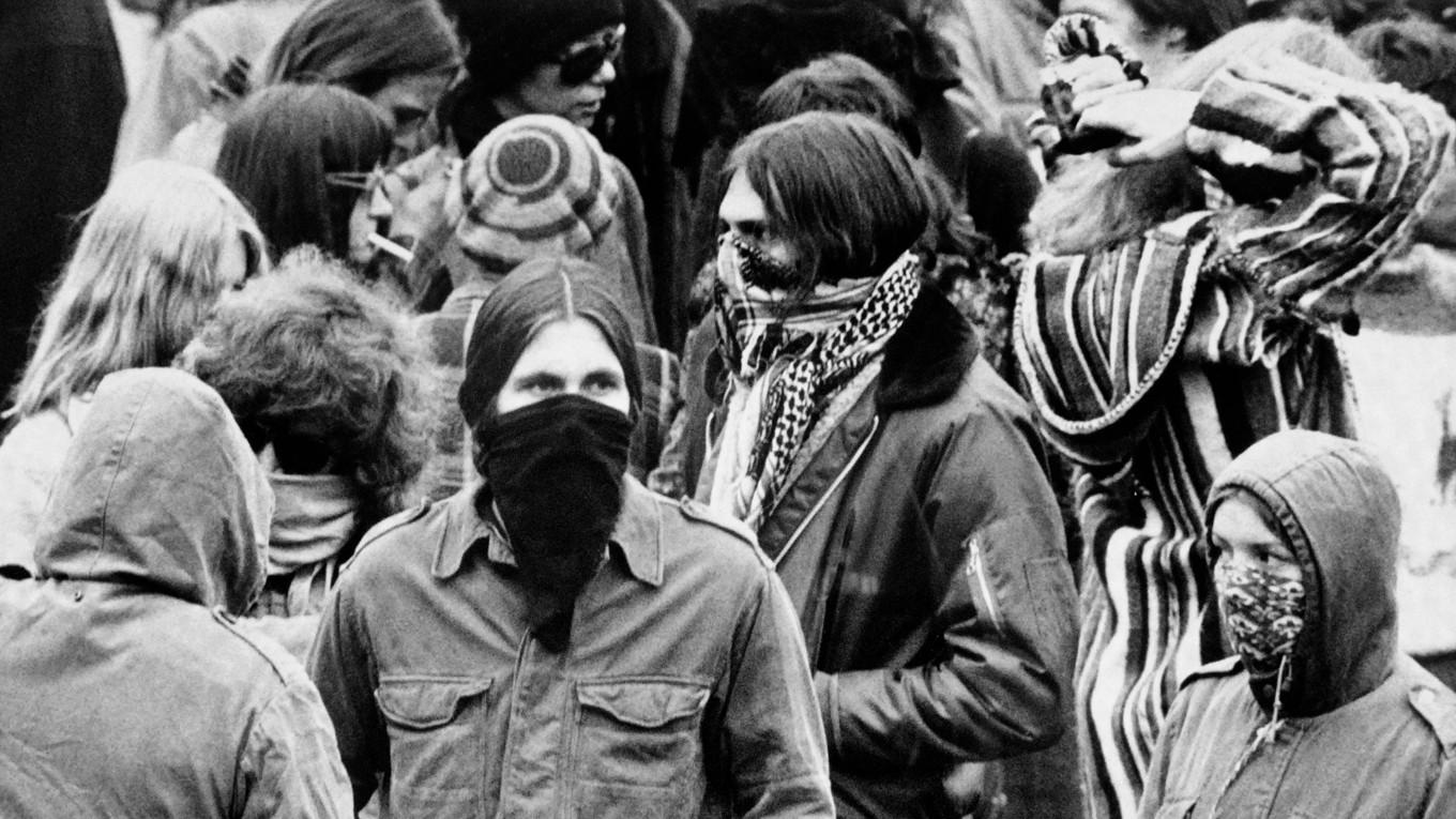 Maskerade sympatisörer vid RAF-terroristerna Berndt Andreas Baader, Gudrun Ensslin och Jan-Carl Raspes begravning i Stuttgart 1977. Foto: AFP via Getty Images