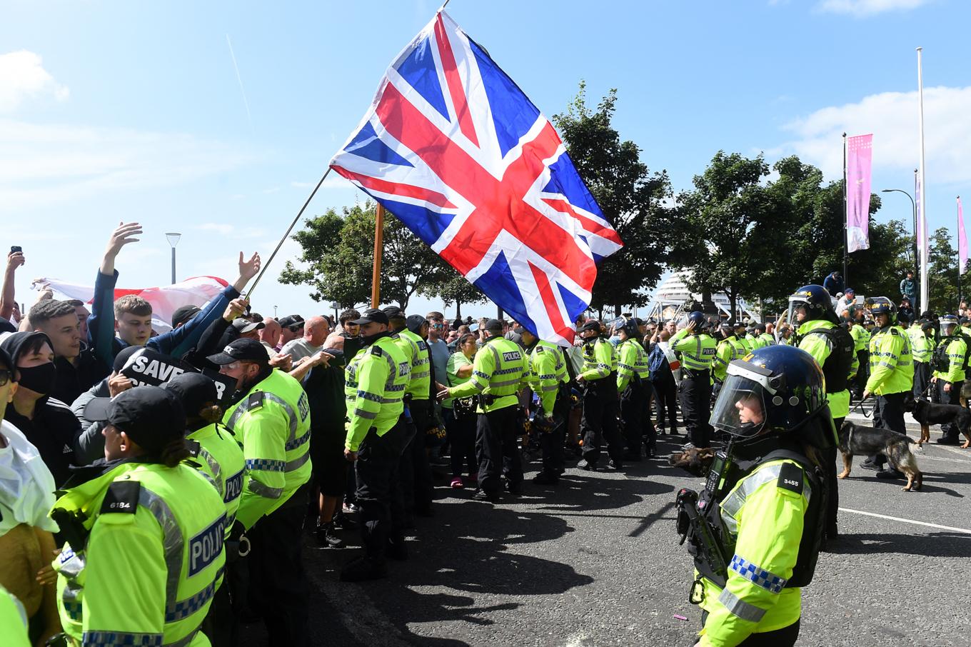 Protesterna och upploppen har mötts av kravallutrustad polis. Foto: PETER POWELL/AFP via Getty Images