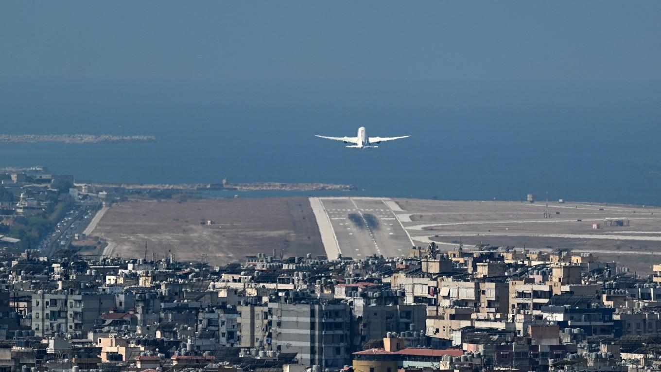 Ett plan lyfter från Beiruts internationella flygplats, som blivit en allt viktigare införsel- och lagringsplats för Hizbollah. Foto: Joseph Eid/AFP via Getty Images