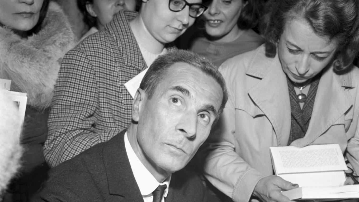 Dino Buzzati signerar böcker (1960).
Foto: Public Domain