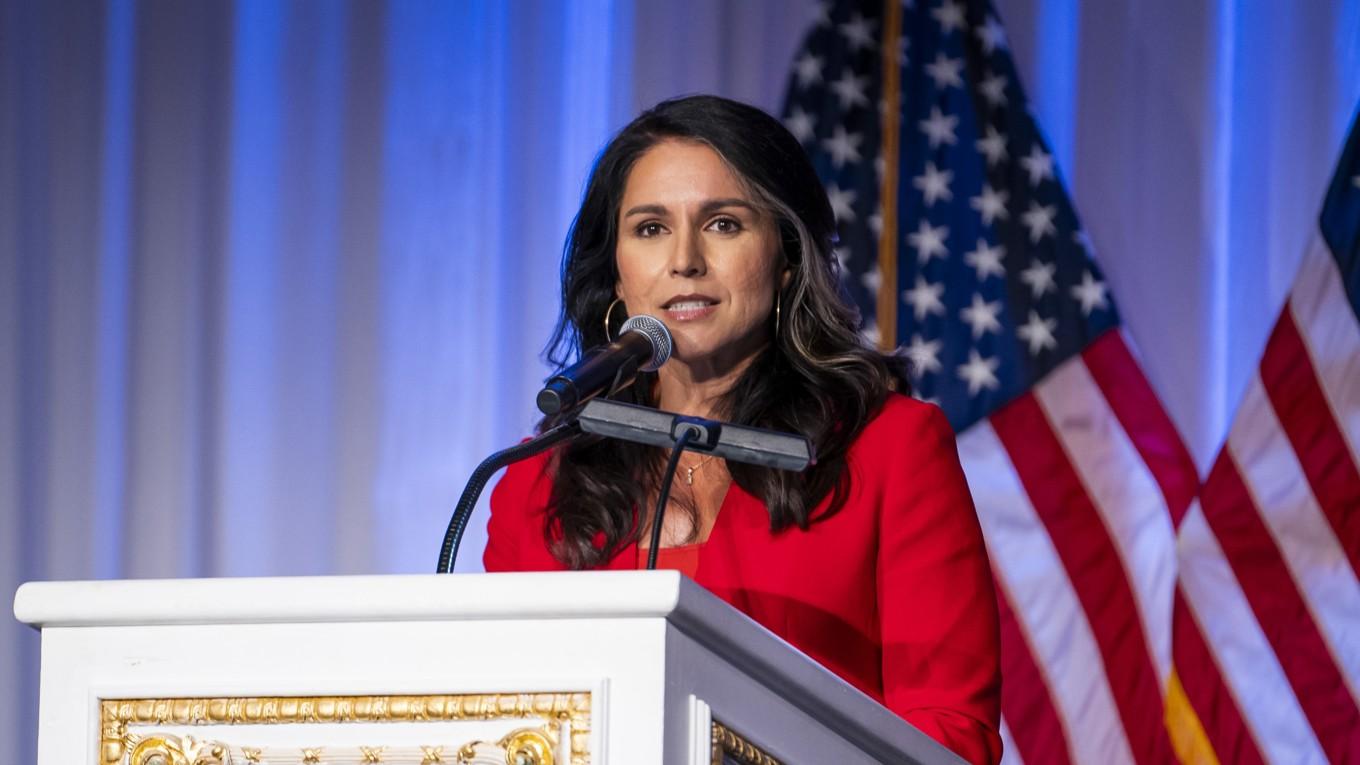 Tulsi Gabbard talar i samband med ett event vid Mar-a-Lago Club i Palm Beach i den amerikanska delstaten Florida den 7 mars. Foto: Madalina Vasiliu