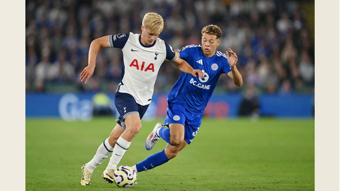 Lucas Bergvall i ligadebuten för Tottenham mot Leicesters Kasey McAteer. Vi väntar på hans entré i A-landslaget. Foto: Michael Reagan/Getty Images