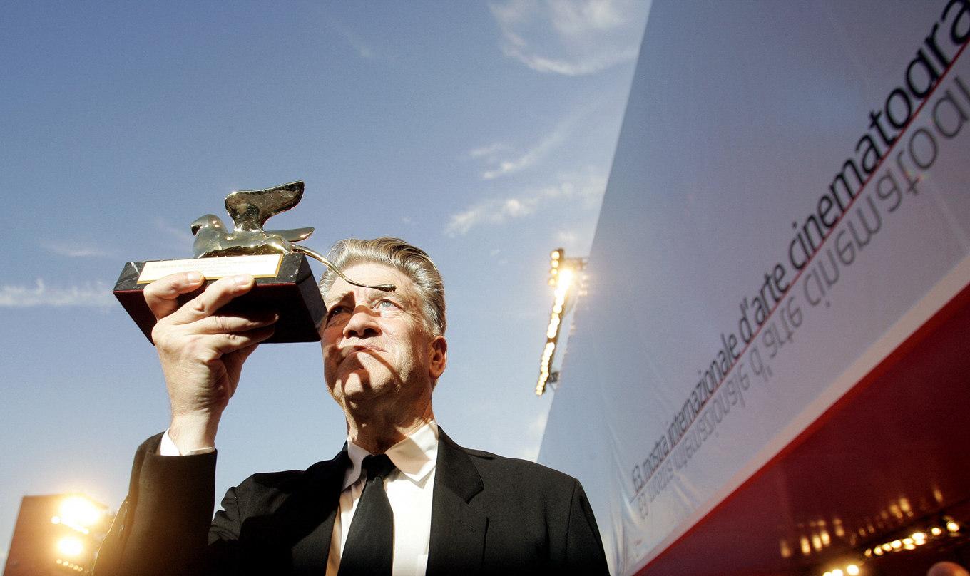 David Lynch poserar med Guldlejonet vid filmfestivalen i Venedig 2006, inför visningen av ”Inland Empire”. Även mörk och komplex konst kan kommunicera över gränser.
Foto: Filippo MonteforteAFP via Getty Images