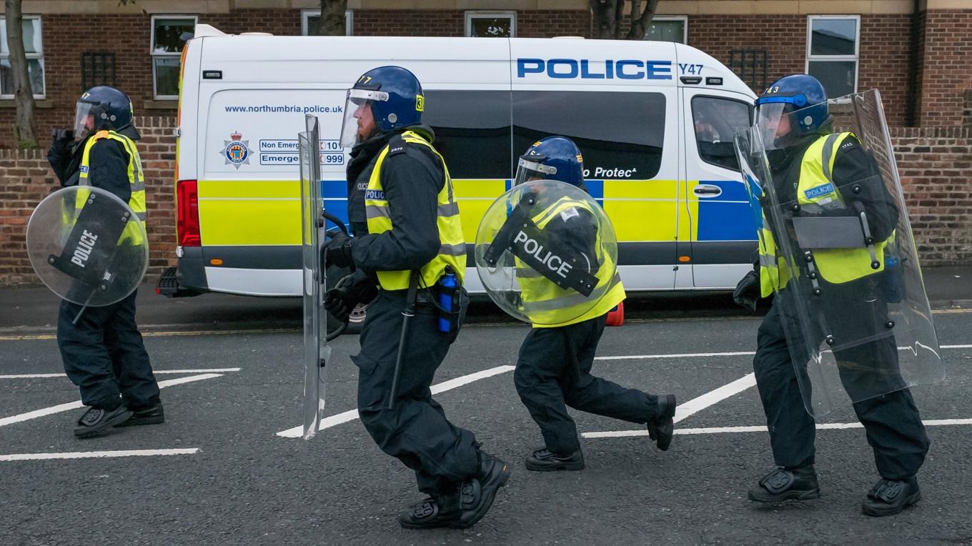 Polis i kravallutrustning i Sunderland i Storbritannien den 2 augusti. Foto: Ian Forsyth/Getty Images