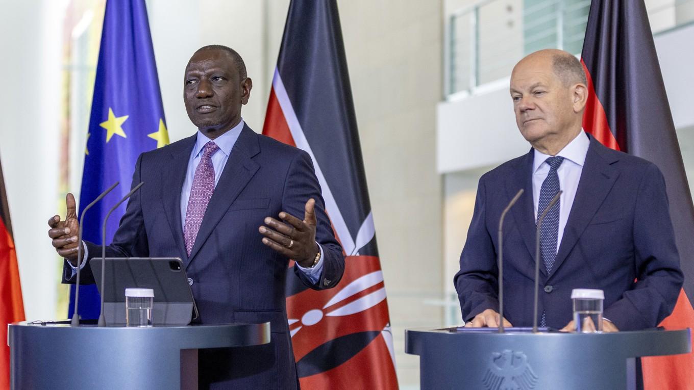 Kenyas president William Ruto och Tysklands förbundskansler Olaf Scholz träffades i Berlin den 13 september. Foto: Maj Hitij/Getty Images