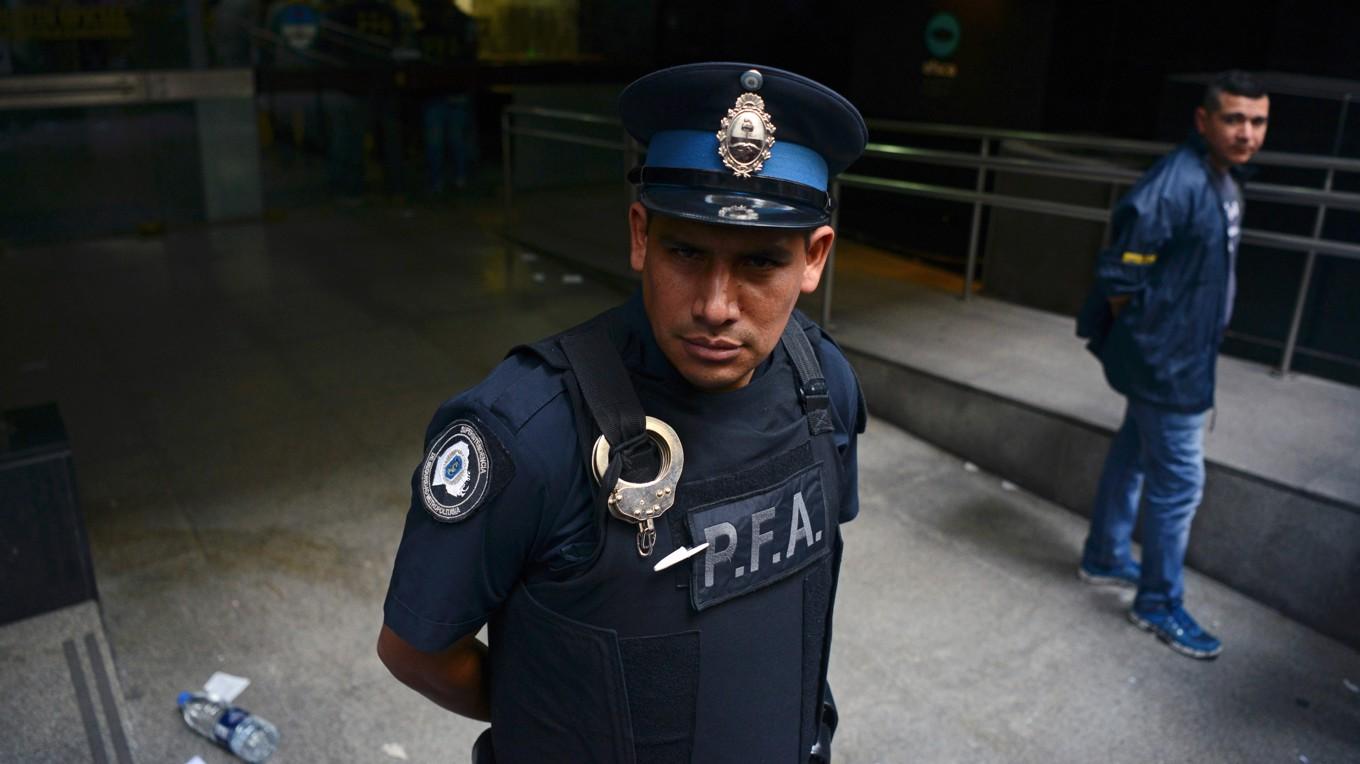 Argentinska poliser i Buenos Aires den 24 december 2015. Foto: Eitan Abramovich/AFP via Getty Images