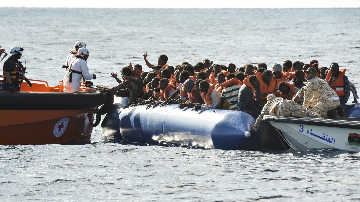 På bilden, som är tagen den 4 november 2016, ser man migranter bli räddade av den libyska kustbevakningen i Medelhavet. Foto: Andreas Solaro/AFP via Getty Images