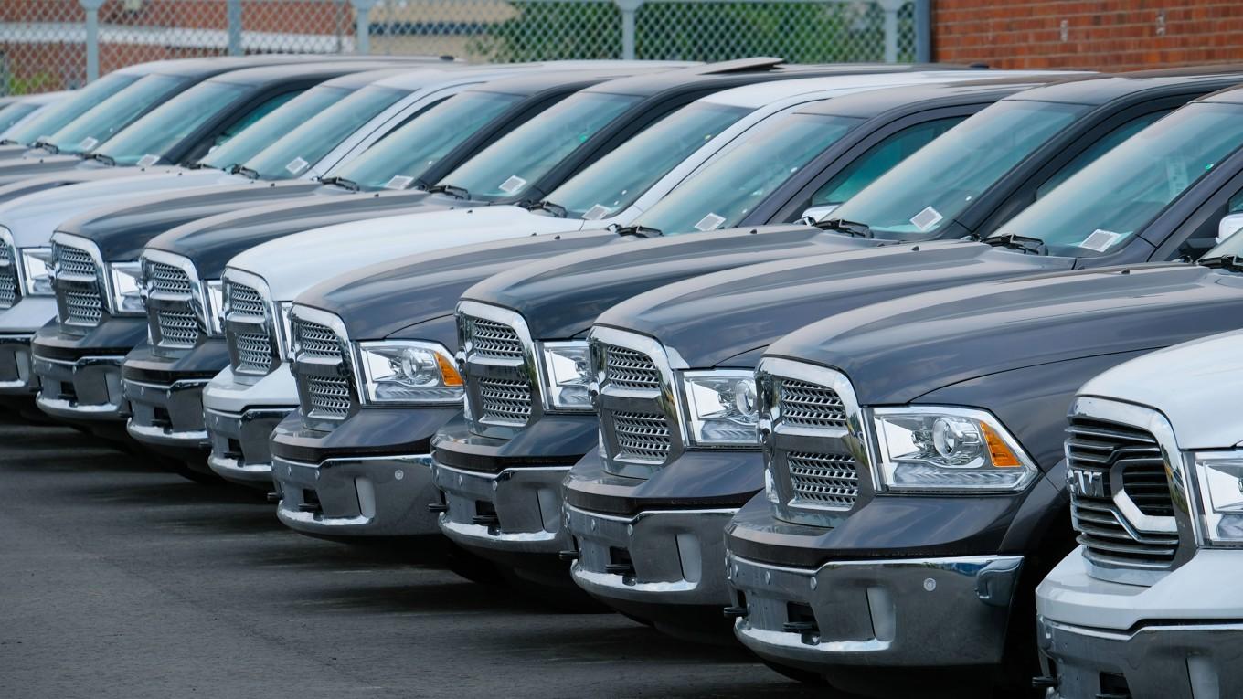 Bilar av märket Dodge RAM står uppradade. Utländska ligor riktar ofta in sig på att stjäla premiumbilar i Sverige för att sedan föra dem utomlands. Foto: Patrik Stollarz/AFP via Getty Images