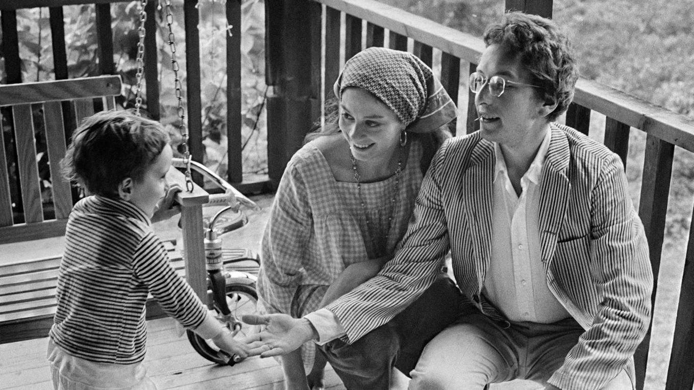 Bob Dylan (född 1941) och hans hustru Sara (född 1939) med ett av deras barn. ”Planet Waves” innehåller flera självbiografiska texter.
Foto: Elliott Landy