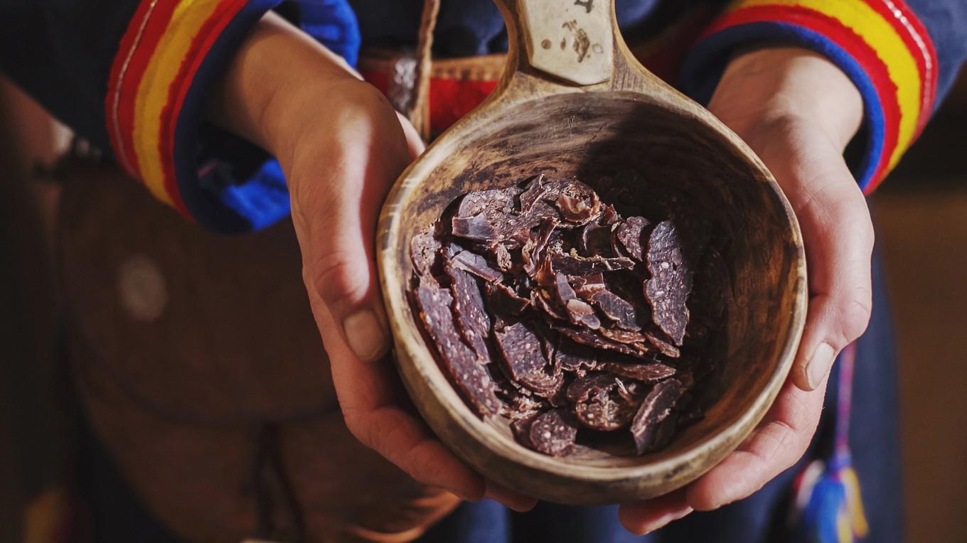 Torkat renkött är en delikatess. På vårvintern saltar man köttet, röker det och hänger upp det ute för att lufttorka. Renkött är samernas eget naturkött. Renen vet att nyttja det knappa beståndet av naturbete. Den rör sig därför konstant mellan olika betesmarker och årstidsland. Under sommarhalvåret, den tid då renen växer till sig, betas proteinrik föda som gräs, örter och svamp i fjäll- och skogsområden. Under vintern befinner sig renen längre österut i skogsmarkerna, där det finns energirik lav. Renen hushåller under vintern med sina krafter för att klara sig till våren. I maj föds renkalvarna och ett nytt renår tar sin början.
Foto: Pernilla Ahlsén/Imagebank.Sweden.se