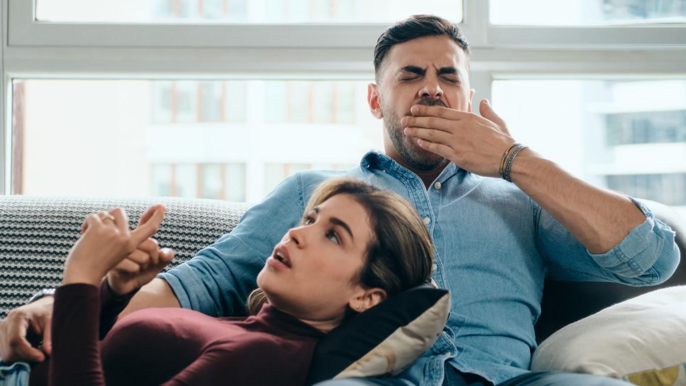 Stress gör oss oförmögna att känna och beröras av saker och ting. Vi upplevs som ointresserade av vår omgivning. Ständig stress kväver vårt känsloliv. Foto: Diego Cervo/Shutterstock