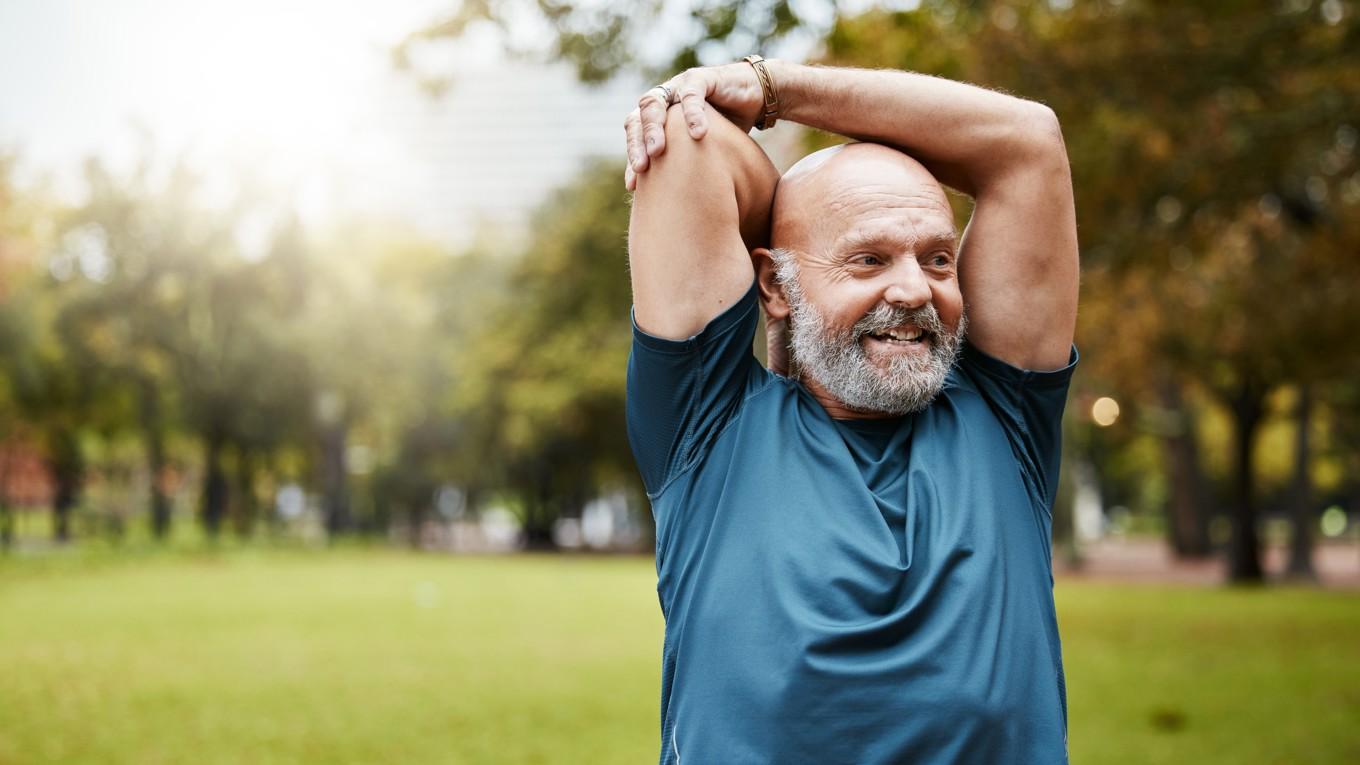 Äldre män tappar en del av rörligheten i lederna. Man bör flera gånger i veckan ta ut rörelserna i framför allt rygg, axlar, benens baksidor och höft.   
Foto: Shutterstock