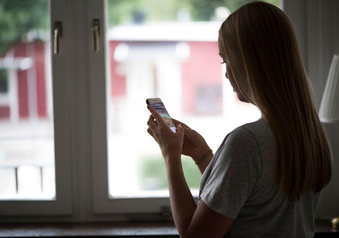 Hälsorisker bland unga ligger bakom Folkhälsomyndighetens rekommendationer för ungas användning av digitala medier. Foto: Fredrik Sandberg/TT