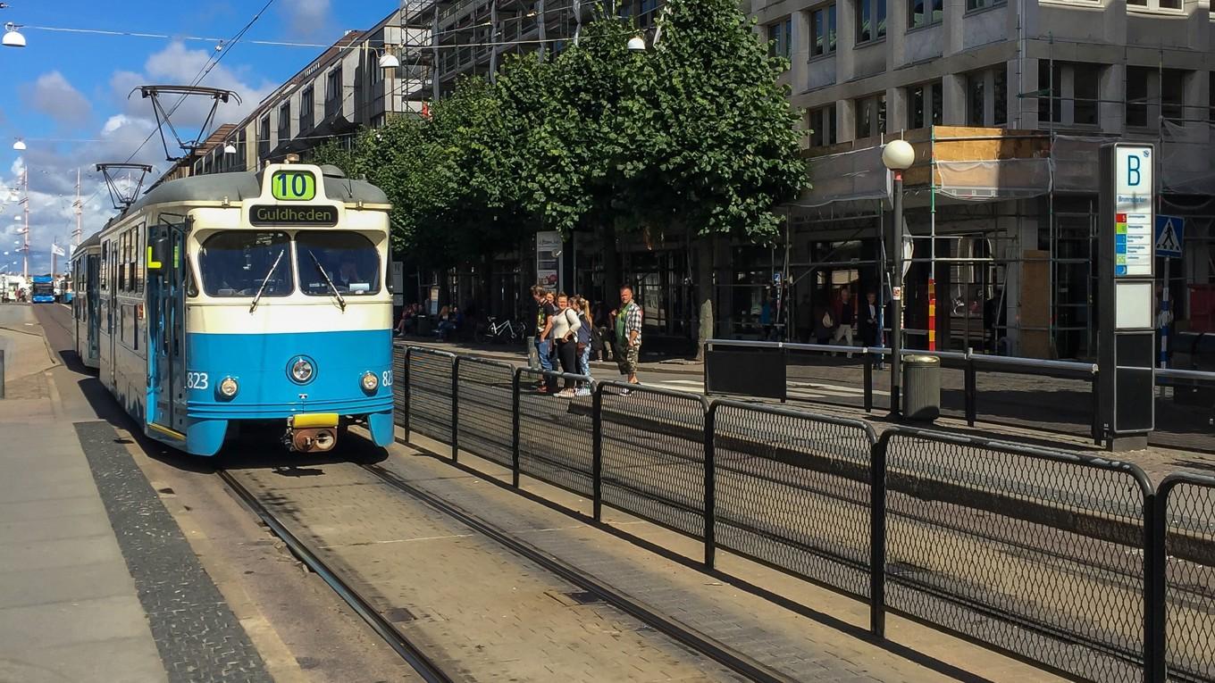 Västtrafik kommer nu att utreda huruvida man kommer att permantent ha kvar systemet med civila biljettkontrollanter. Foto: Christer Mårtensson