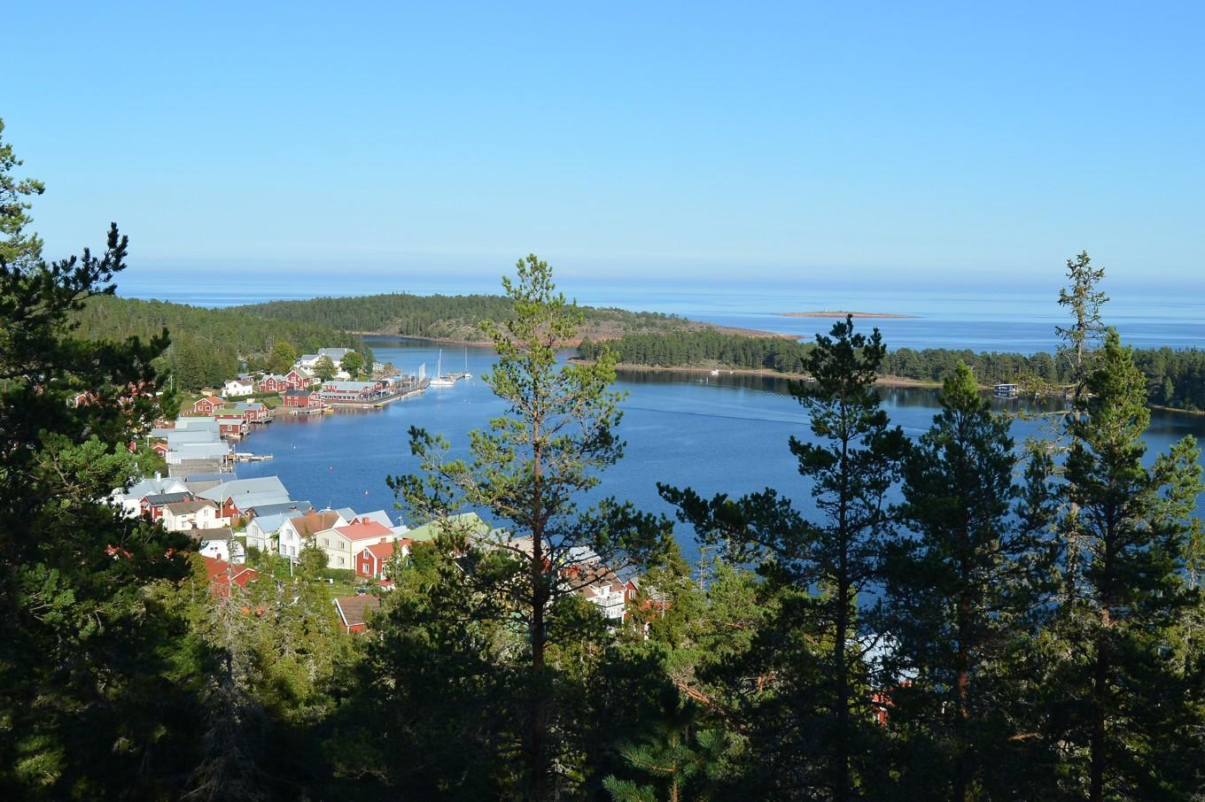 ”Sveriges guldkust”. Så beskrev författaren Ludvig Nordström i början av 1900-talet den kustremsa som förband fiske och sjöfart med älvdalarnas skogsindustrier. Vy över Ulvöhamn på Norra Ulvön, från Lotsberget. Foto: Eva Sagerfors