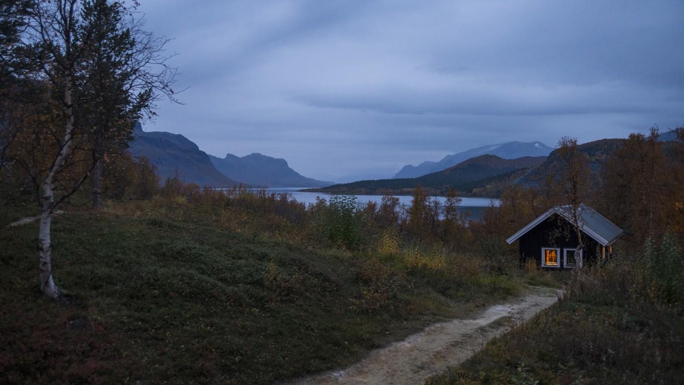 Saltoluokta övernattningsstuga är belägen mindre än en kilometer från Stora Sjöfallets nationalpark och världsarvet Laponia. Stugan, som byggdes 1918, är även strategiskt placerad för den som tänker besöka Sareks nationalpark. Foto: Jonatan Stålhös/Imagebank.Sweden.se