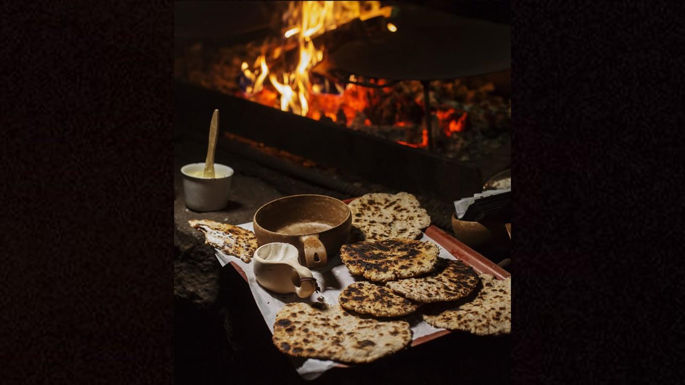 Gáhkku, eller gáhkko, är ett samiskt osyrat hällbröd, glödkaka eller ”kakbröd”. Gáhkkun gräddades förr i tiden på en stekhäll eller en stekpanna över öppen eld och var en viktig del av måltiden som åts med sovel. Gáhkku betyder ordagrant bröd. Eftersom samerna var ett nomadfolk hade de ingen möjlighet att odla spannmål. Däremot var bland annat renfällar attraktiva handelsvaror som kunde bytas mot vetemjöl söderifrån.
Foto: Pernilla Ahlsén/Imagebank.Sweden.se