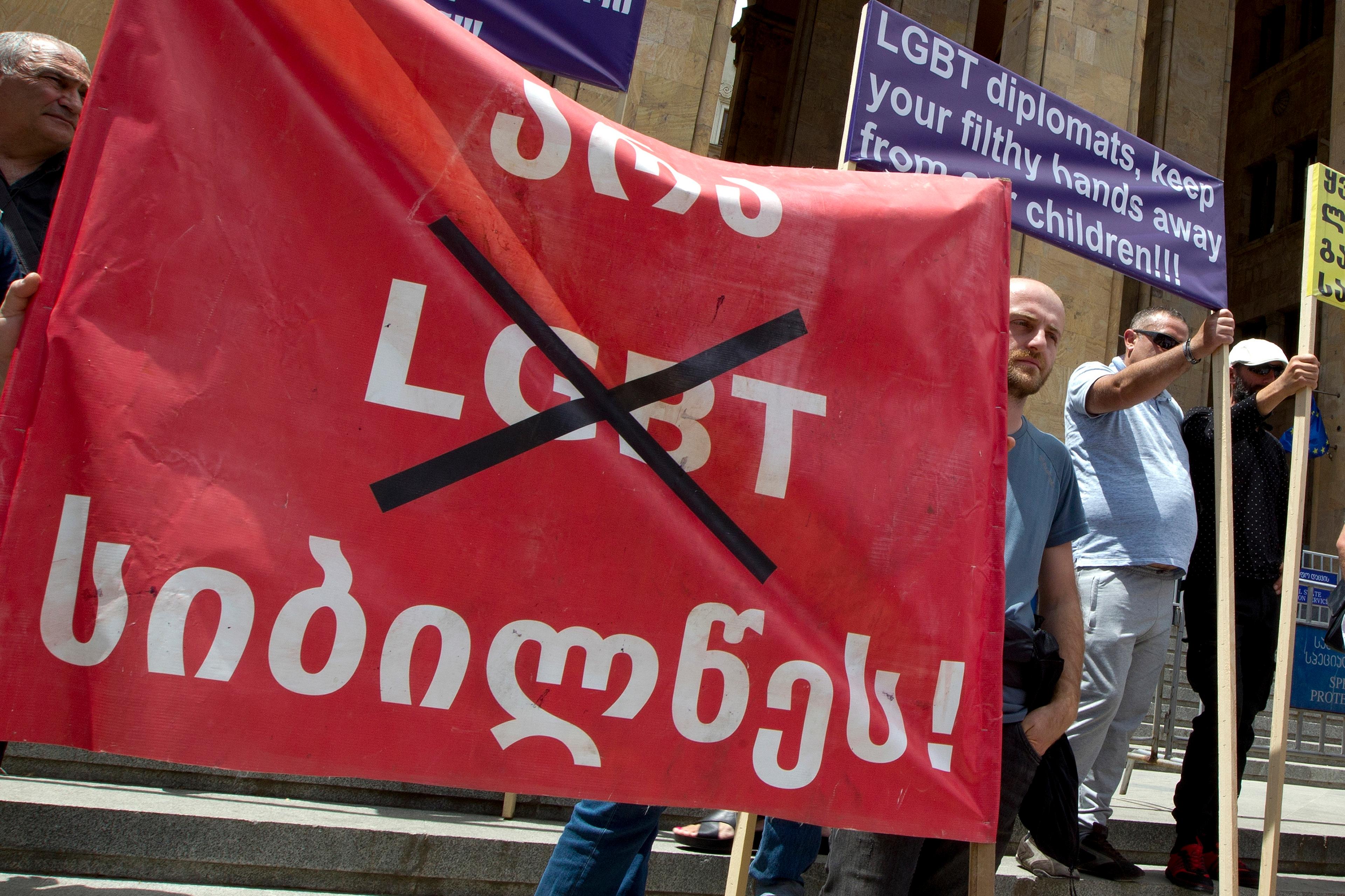 Georgiska ytterhögerpartier och deras anhängare under en protest i samband med prideveckan i Tbilisi 2022. Foto: Shakh Aivazov/AP/TT