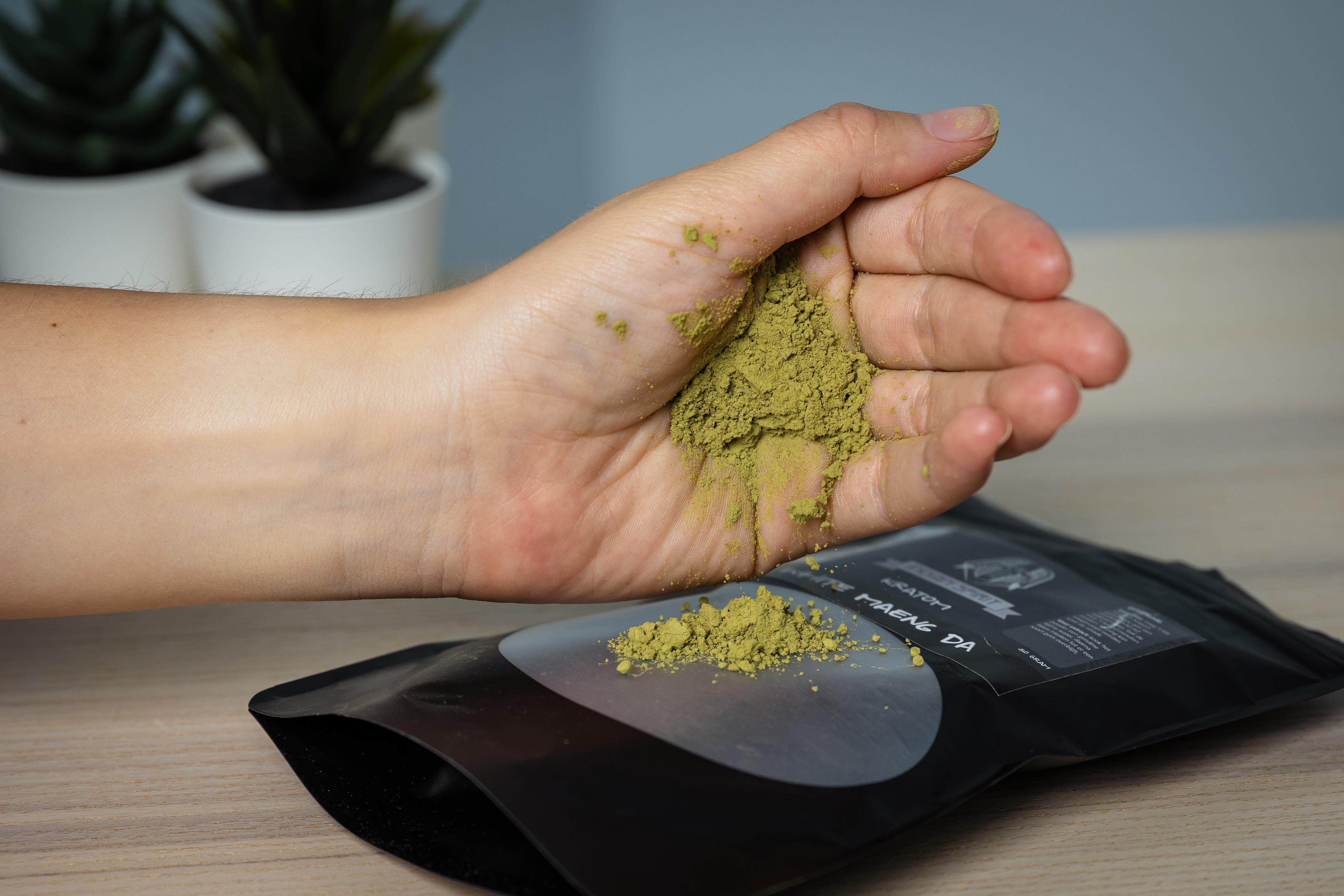 Växtdrogen kratom ett exempel på en produkt som är inte klassad som narkotika och som säljs öppet på nätet och i butiker, där det marknadsförs som ingrediens för tvåltillverkning. Växtdrogerna finns även i godisform och marknadsförs som exempelvis tårtdekoration. Foto: Magnus Lejhall/TT