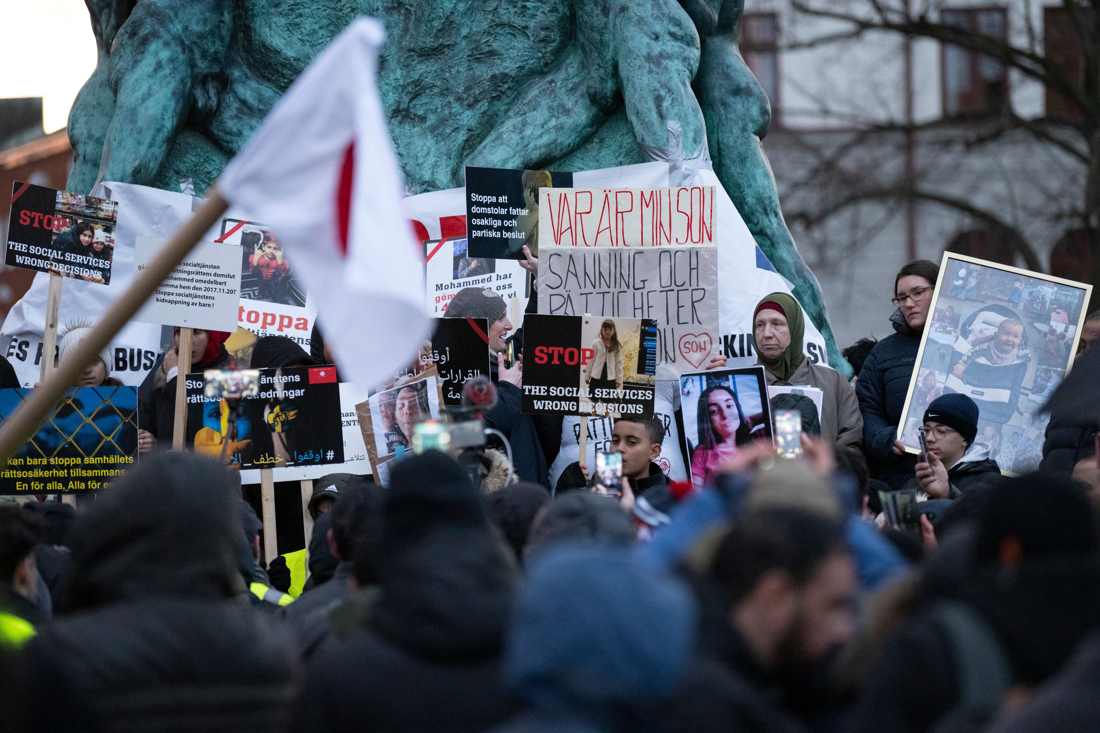 Partiet Nyans demonstrerade mot Socialtjänsten och tillämpningen av LVU på i februari 2022. Foto: Johan Nilsson/TT