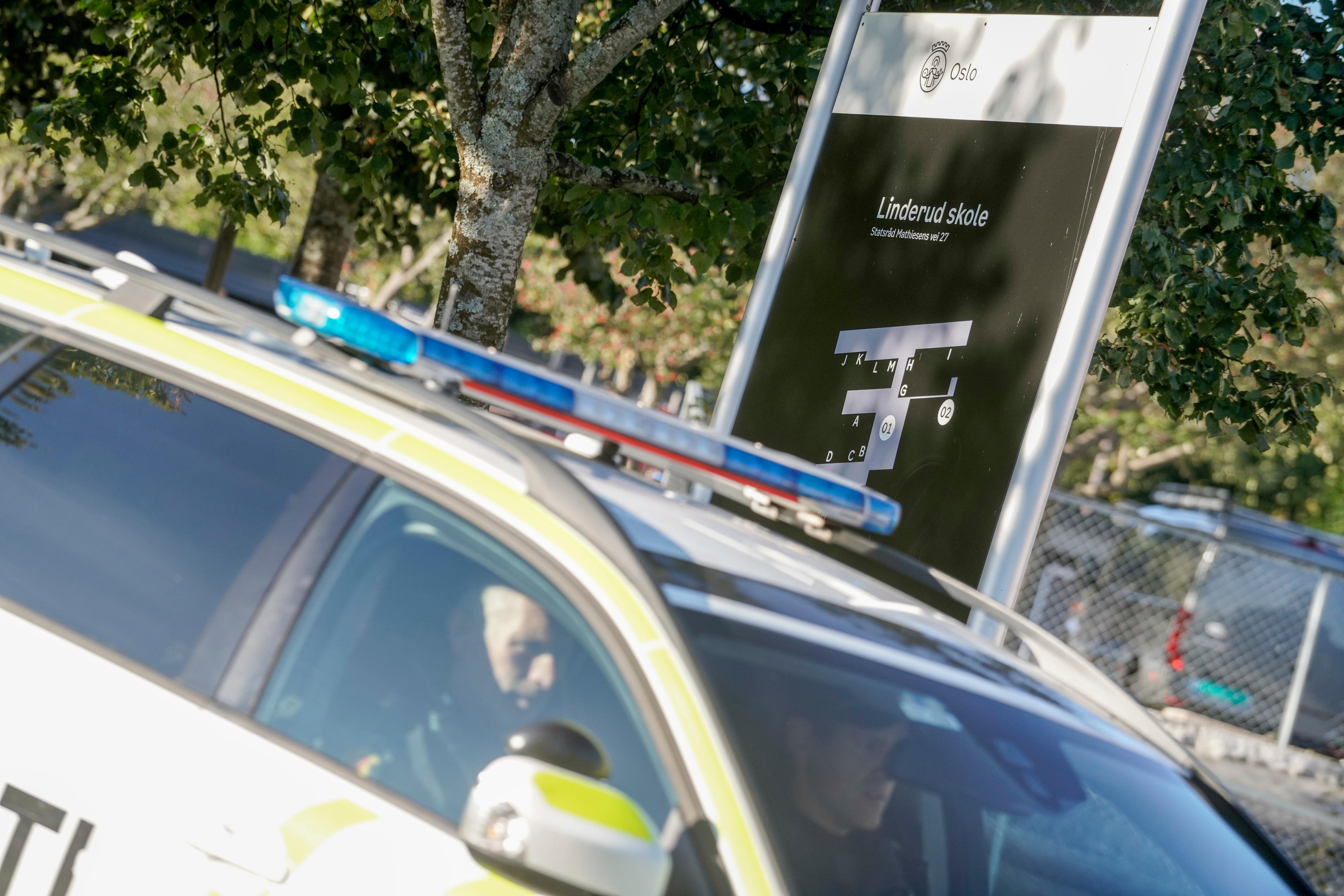 Polis på plats vid Linderuds skole i Oslo. Foto: Thomas Fure/NTB/TT